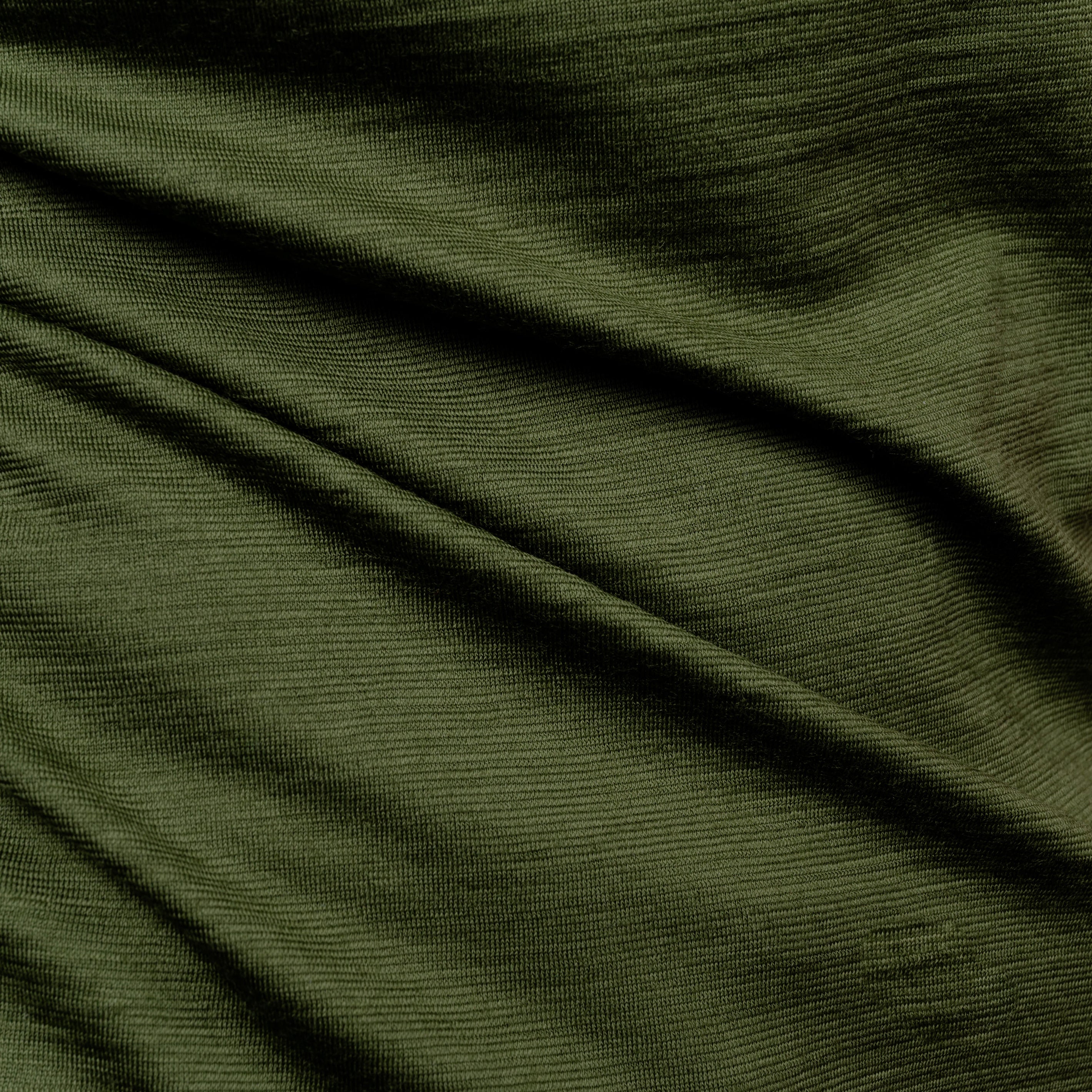 Das weiche und komfortable Gestrick des Shirts in der Farbe Waldgrün