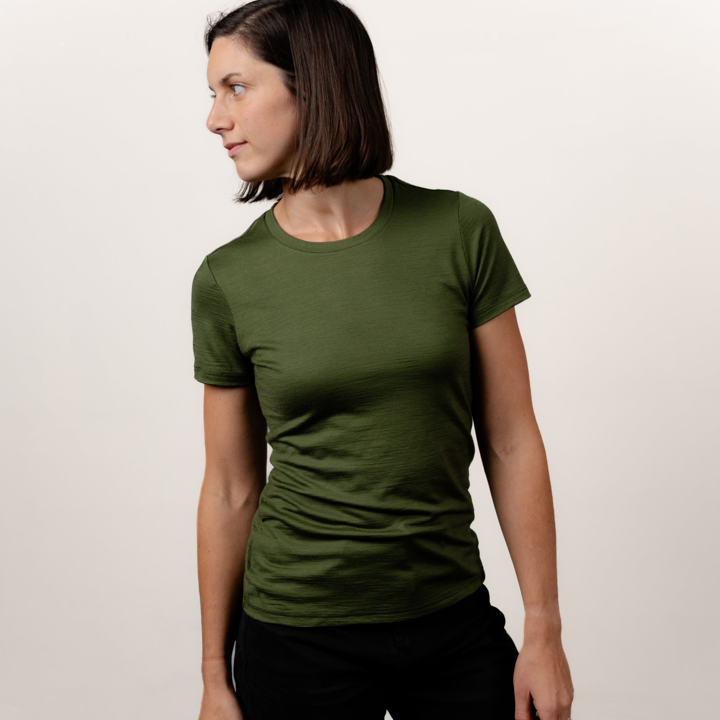 Model im Merino Damen Shirt von Tom Fyfe in Waldgrün Frontansicht