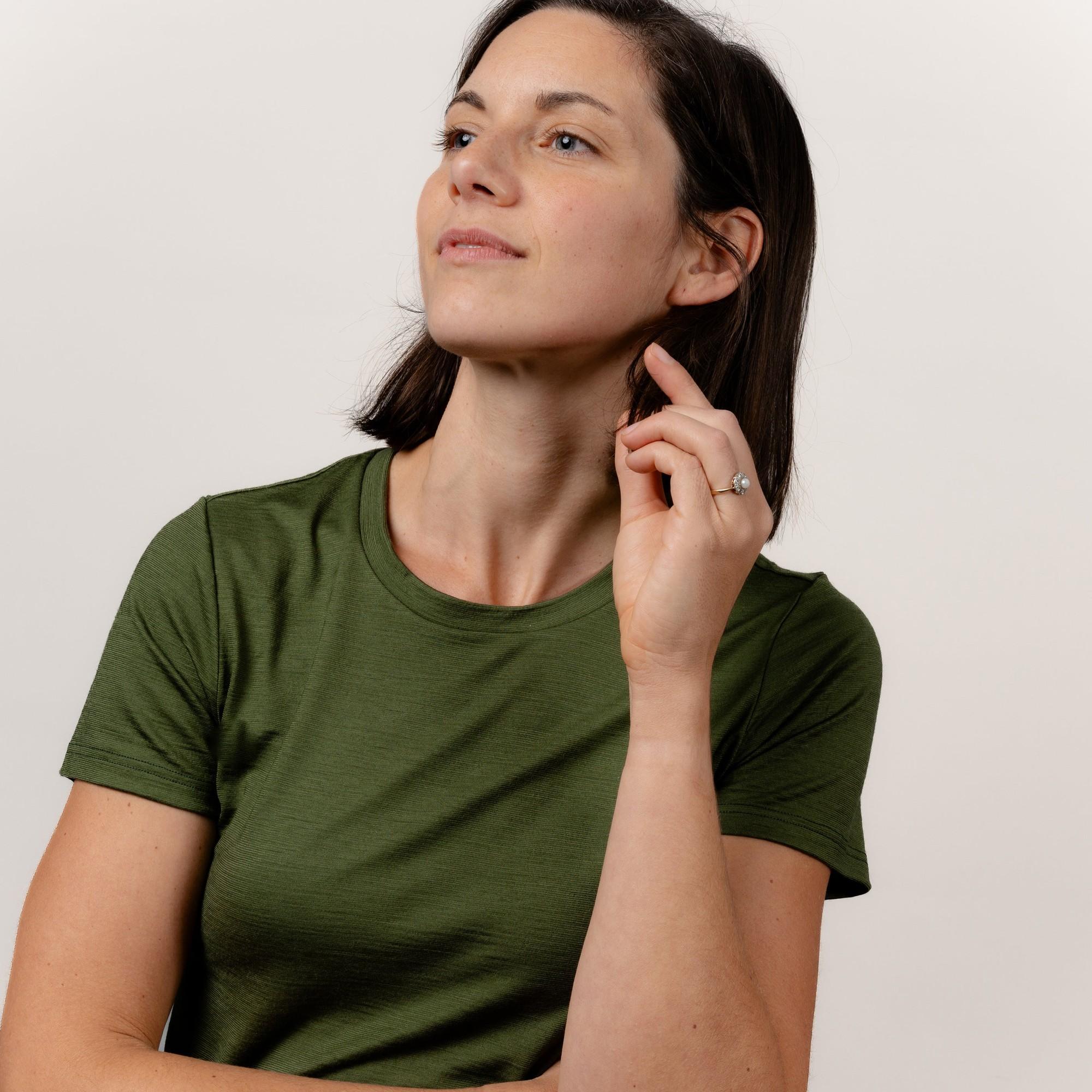 Model im Merino Damen Shirt von TOM FYFE in Wadgrün Profil Front