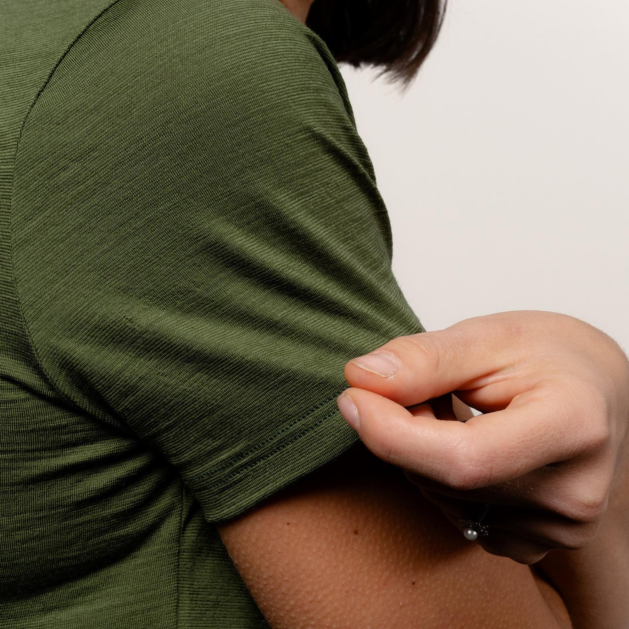 Model im Merino Damen Shirt von TOM FYFE in Wadgrün Ärmel Stoff