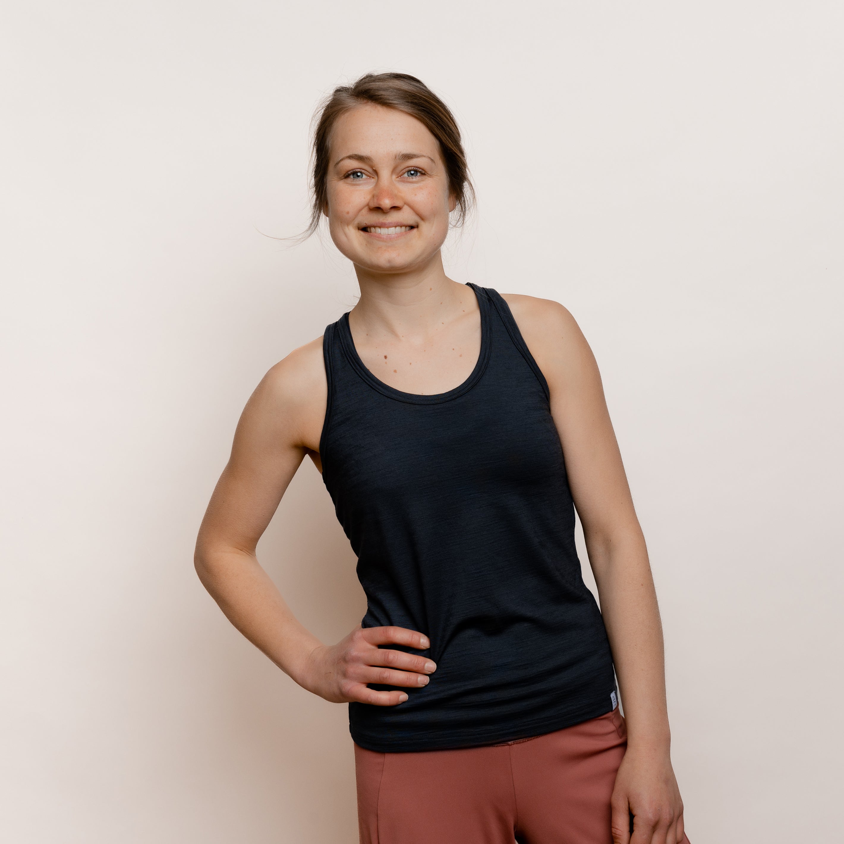 Model mit Merino Damen Tank-Top von Tom Fyfe in Anthrazit Frontansicht