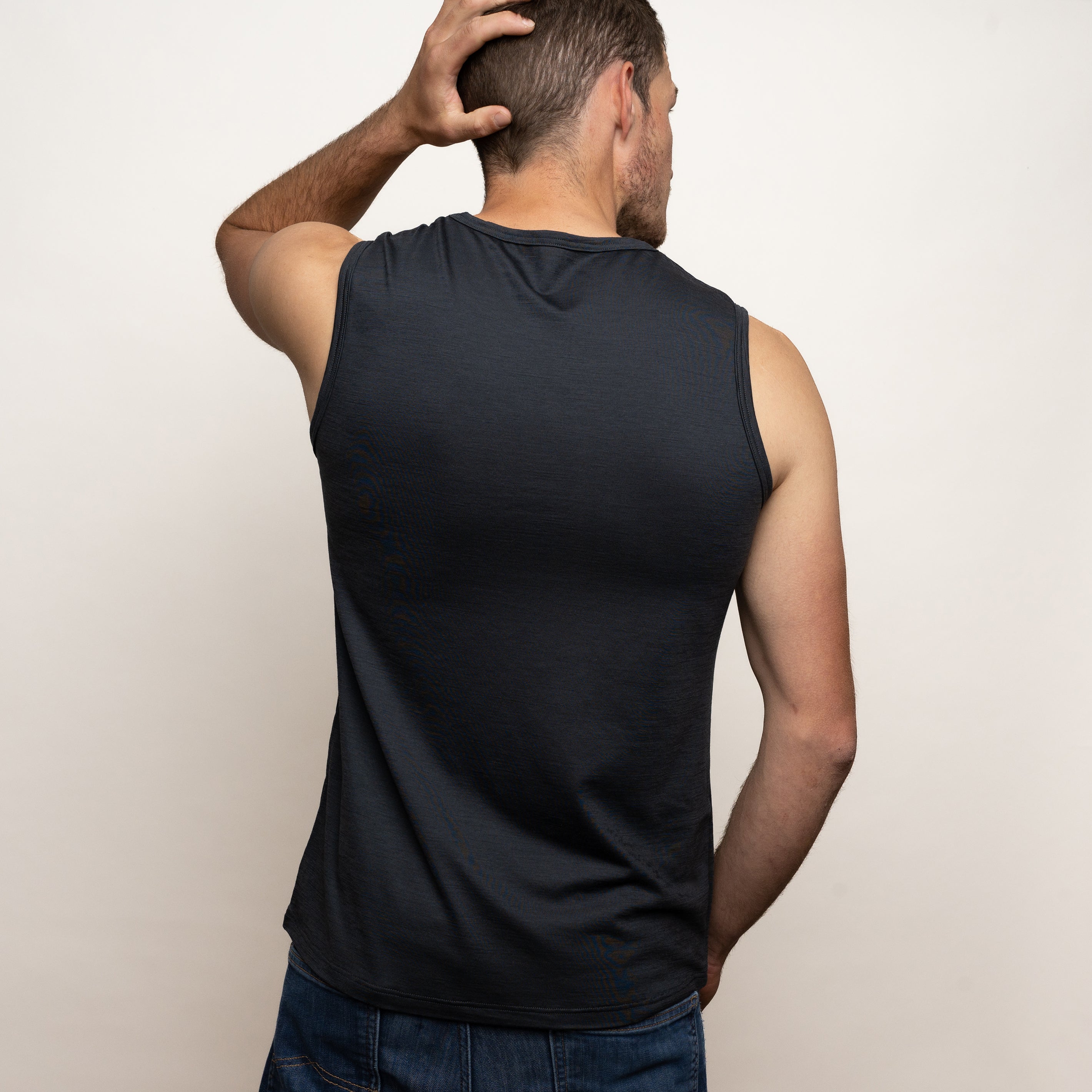 Model mit Merino Herren Tank-Top von Tom Fyfe in Anthrazit Rückansicht