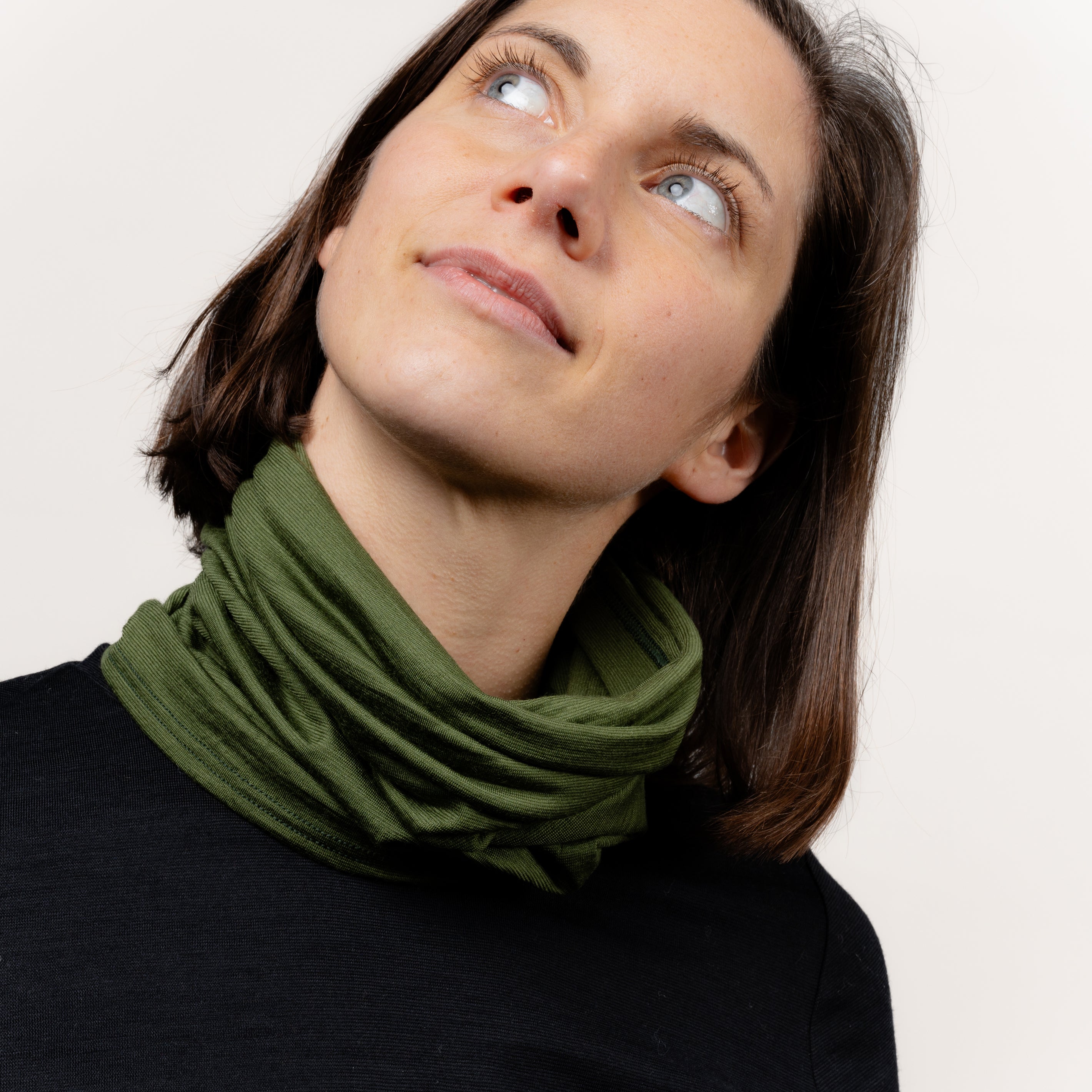 Dehnbarer Merino Schlauchschal Multifunktionstuch von Tom Fyfe in Waldgrün