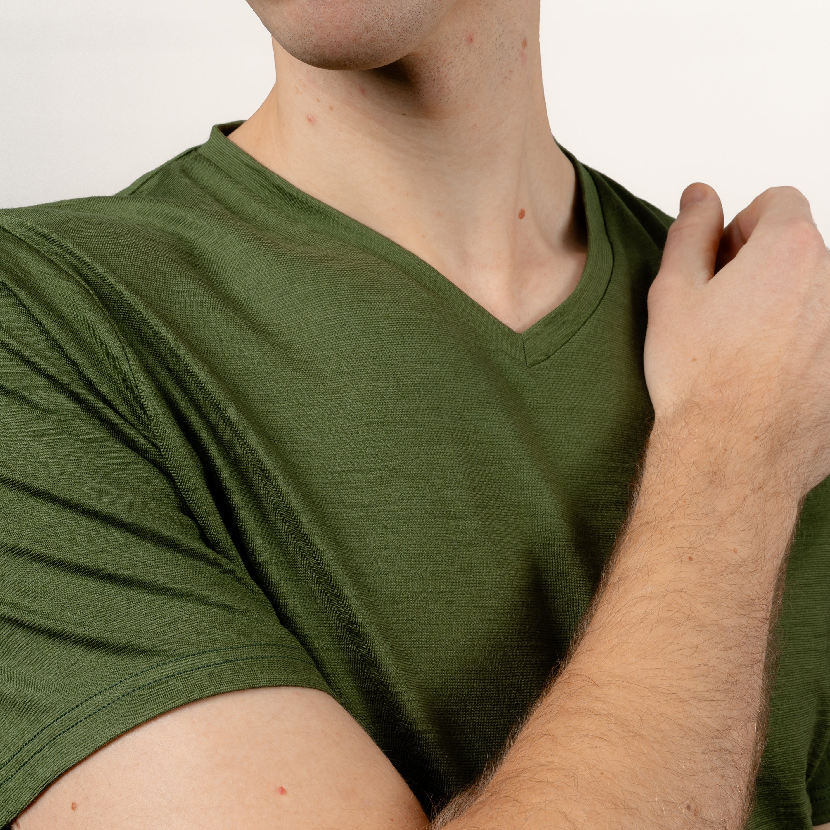 Merino Herren Shirt mit V-Ausschnitt Frontansicht von Tom Fyfe in Waldgruen