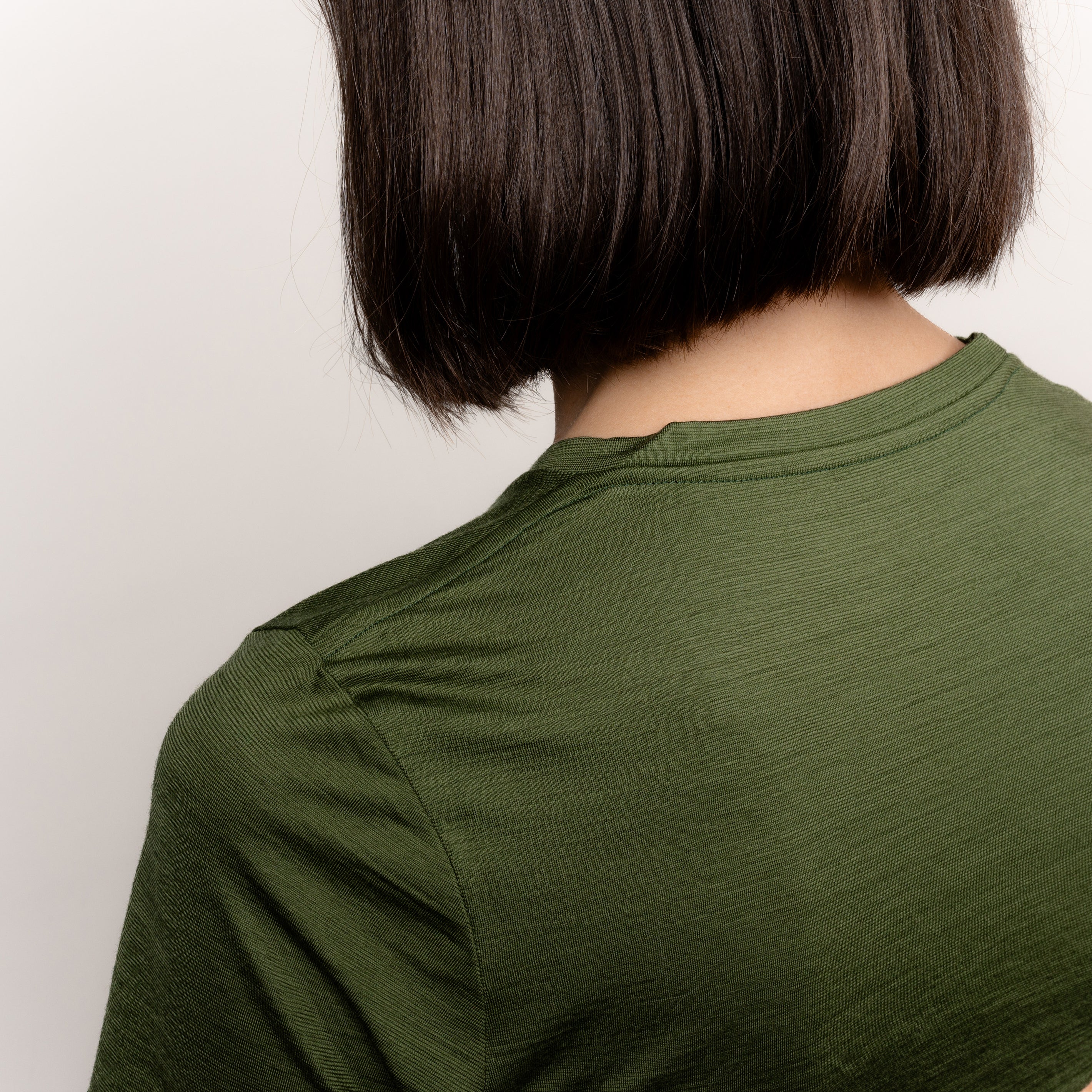 Model im Merino Damen Shirt mit Ausschnitt von Tom Fyfe in Wadgrün Detailaufnahme Schulter
