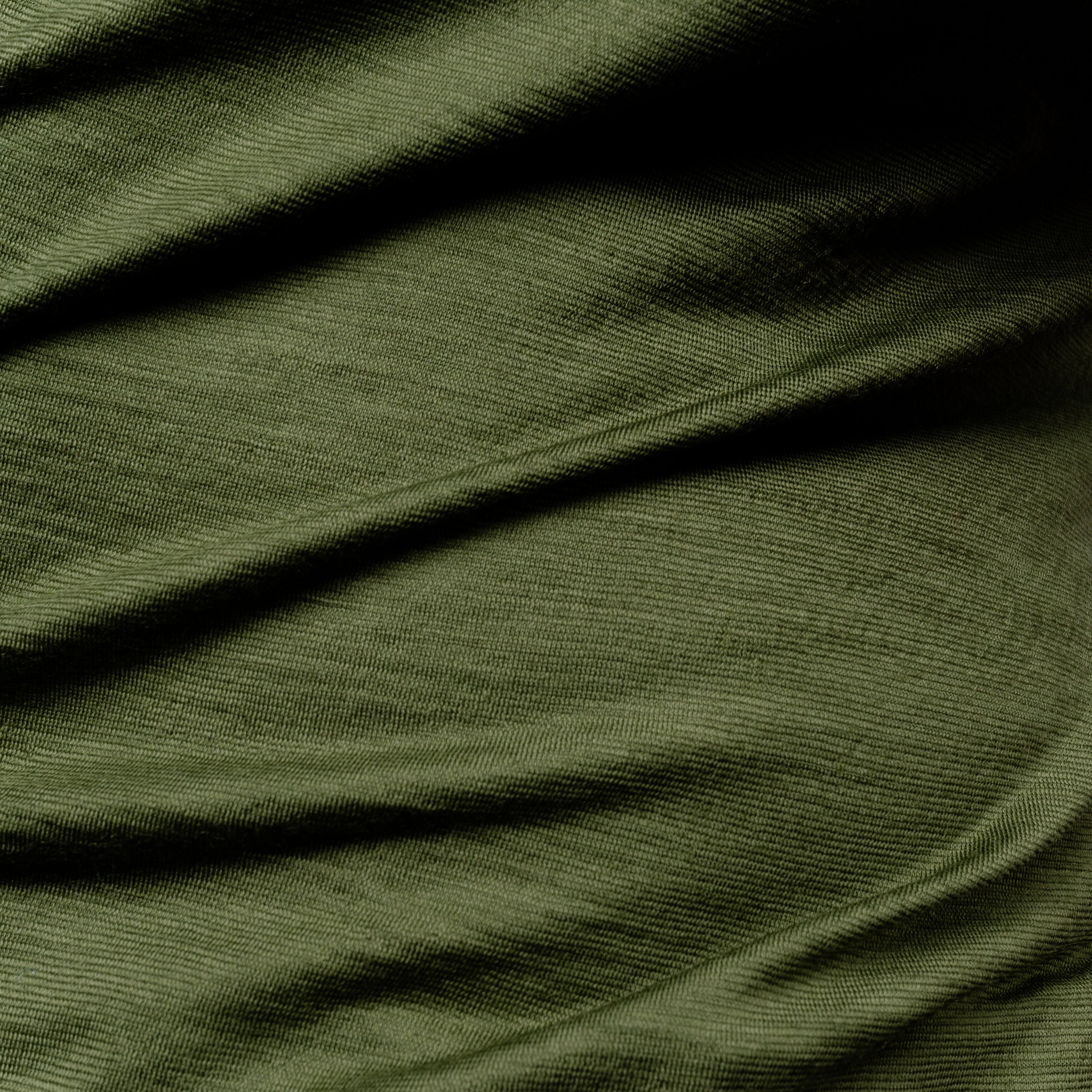 Merino Damen Shirt mit Ausschnitt von Tom Fyfe in Wadgrün Stoff im Detail