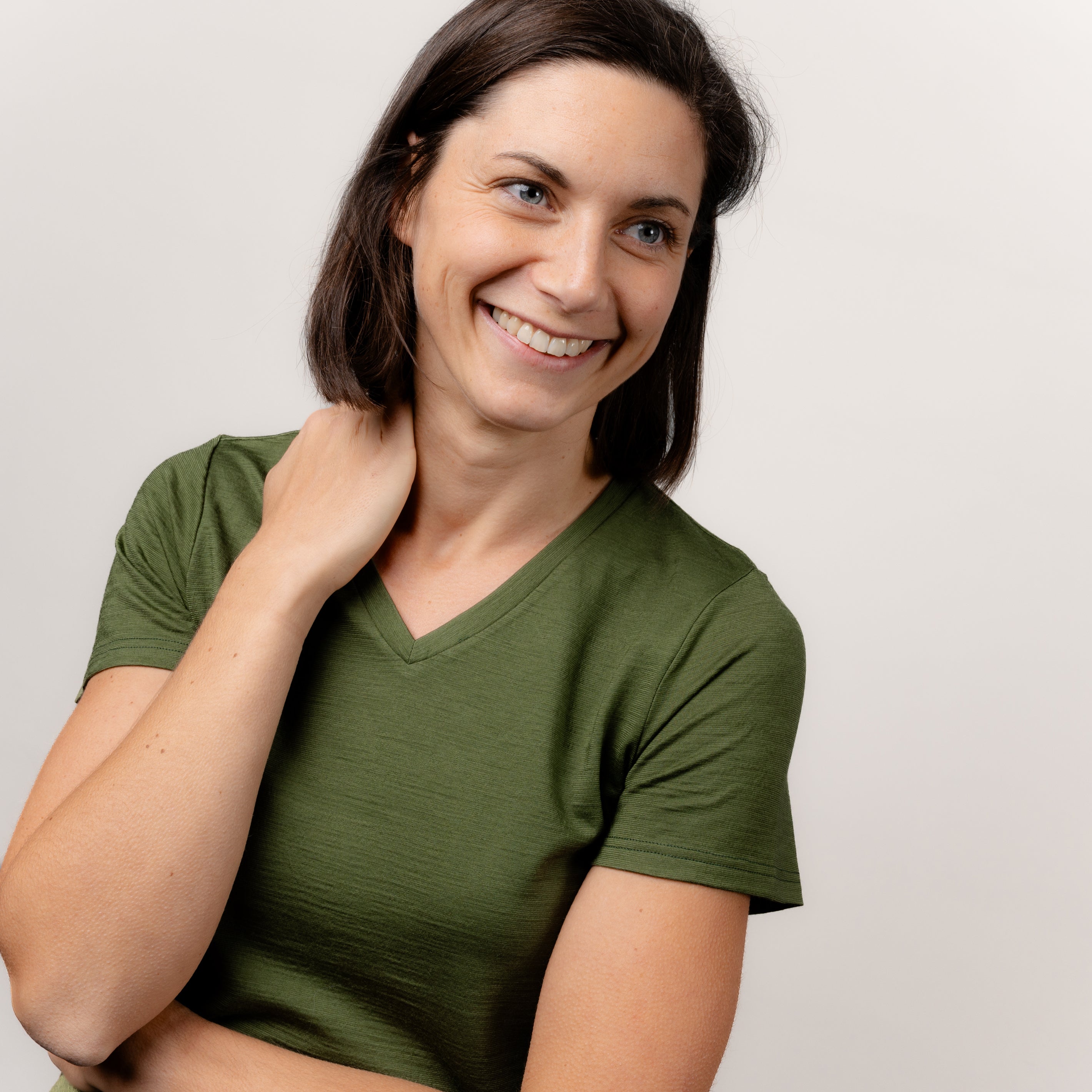 Model im Merino Damen Shirt mit Ausschnitt von Tom Fyfe in Wadgrün Oberkörer