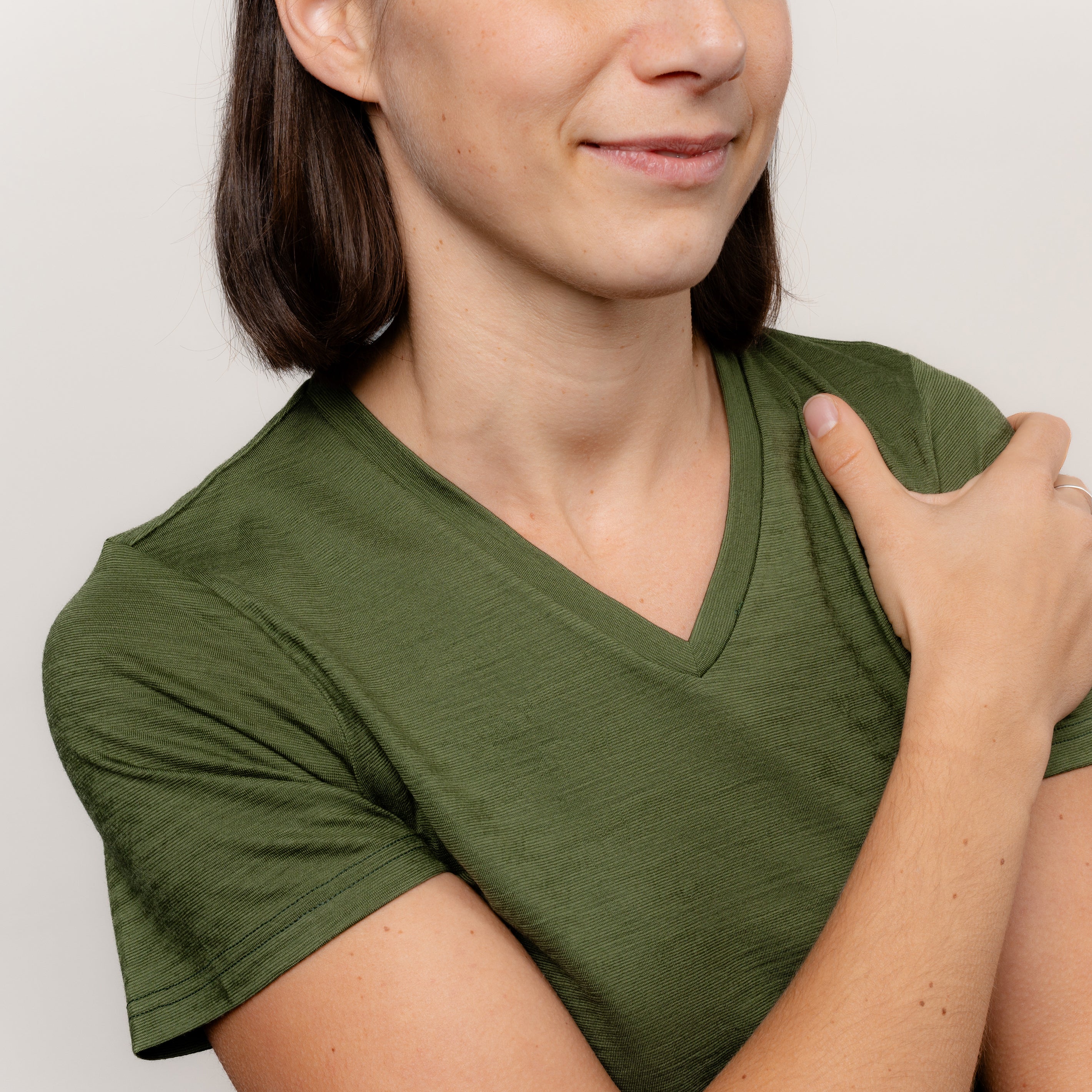 Model im Merino Damen Shirt mit Ausschnitt von Tom Fyfe in Wadgrün