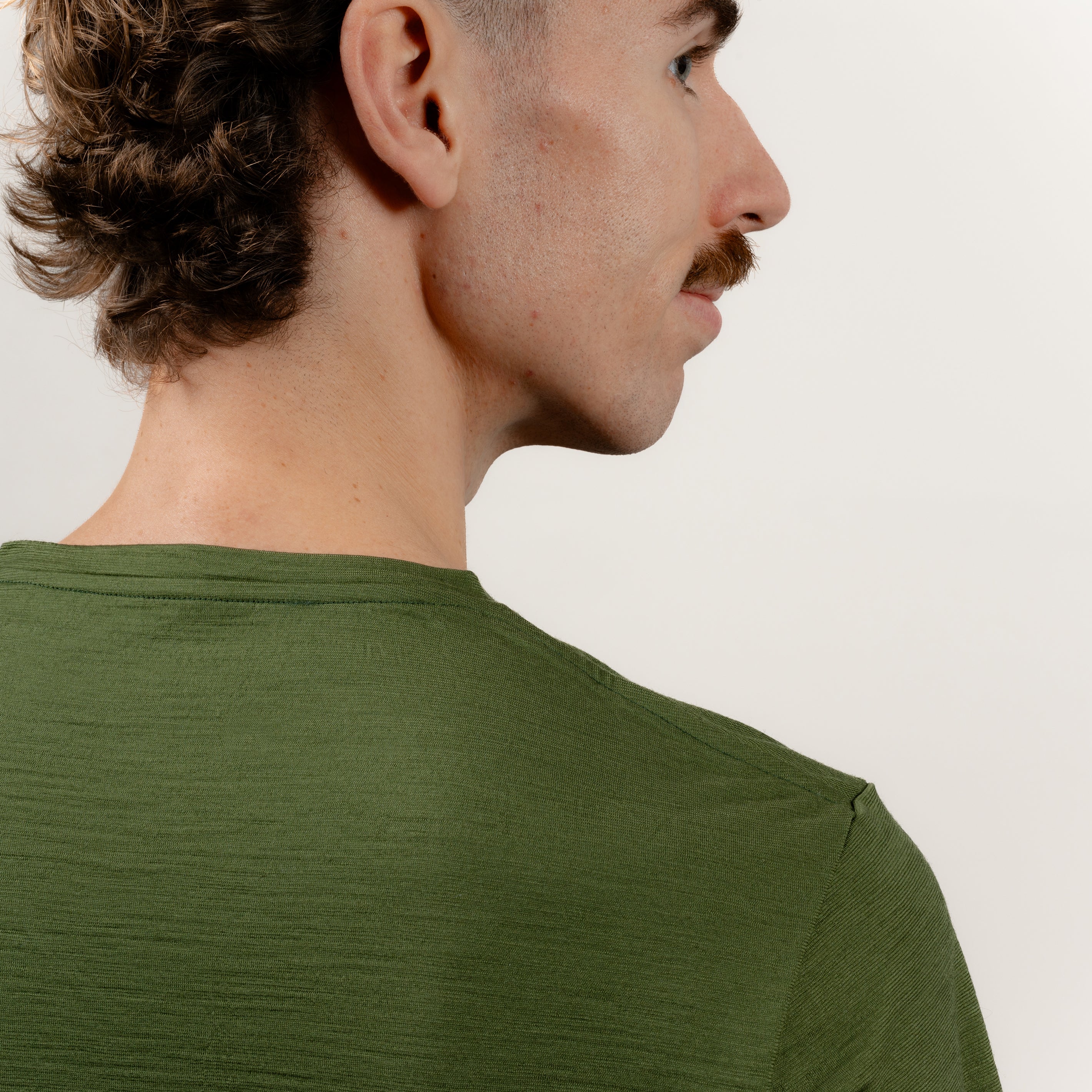 Merino Herren Shirt mit V-Ausschnitt Frontansicht von Tom Fyfe in Waldgruen