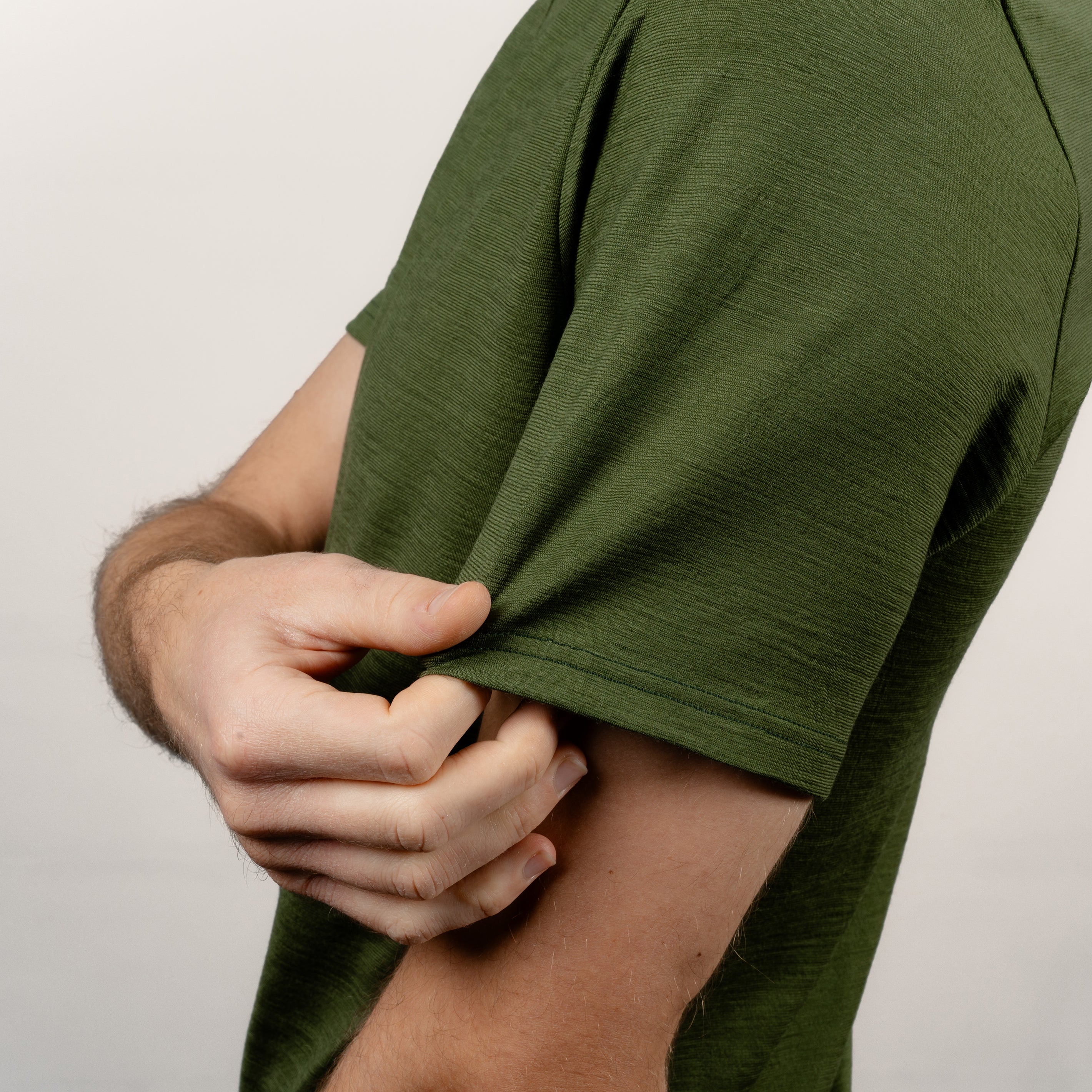 Merino Herren Shirt mit V-Ausschnitt Frontansicht von Tom Fyfe in Waldgruen