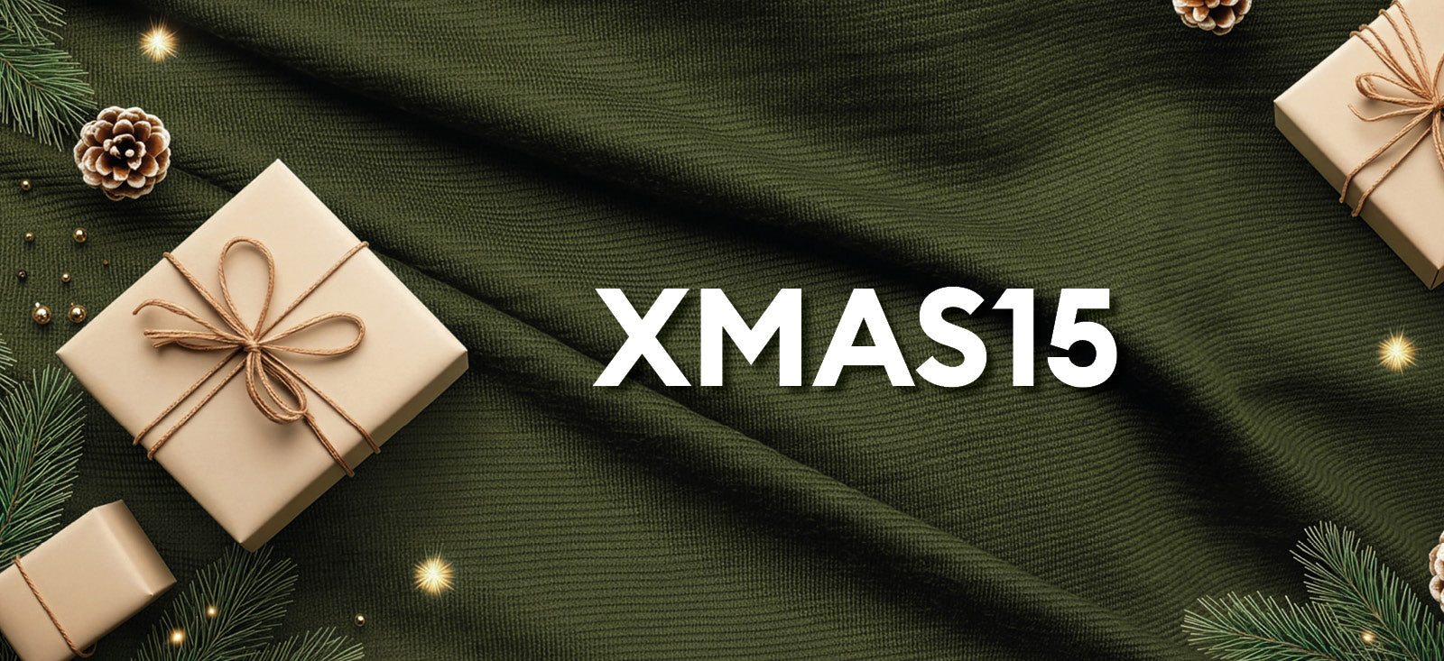 Weihnachtliches Banner mit Geschenken auf grünem Stoff und dem Text XMAS15