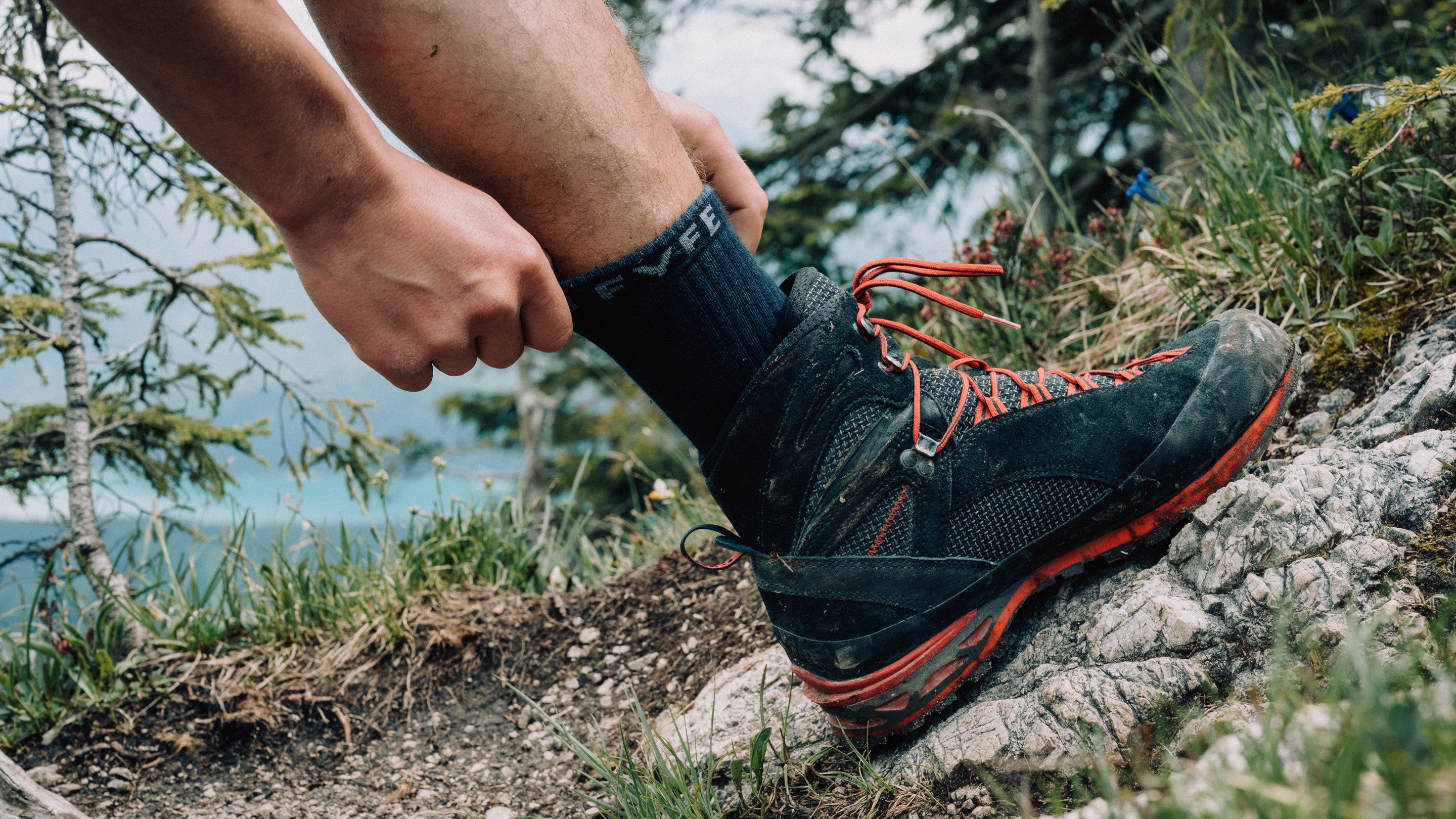 wanderschuh-von-tom-fyfe-mit-merinosocken-auf-einem-stein