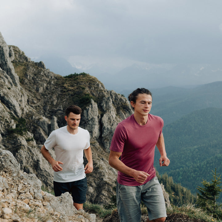 Zwei Männer beim Crosslauf in den Bergen mit Merinoshirts von Tom Fyfe #farbe_marine