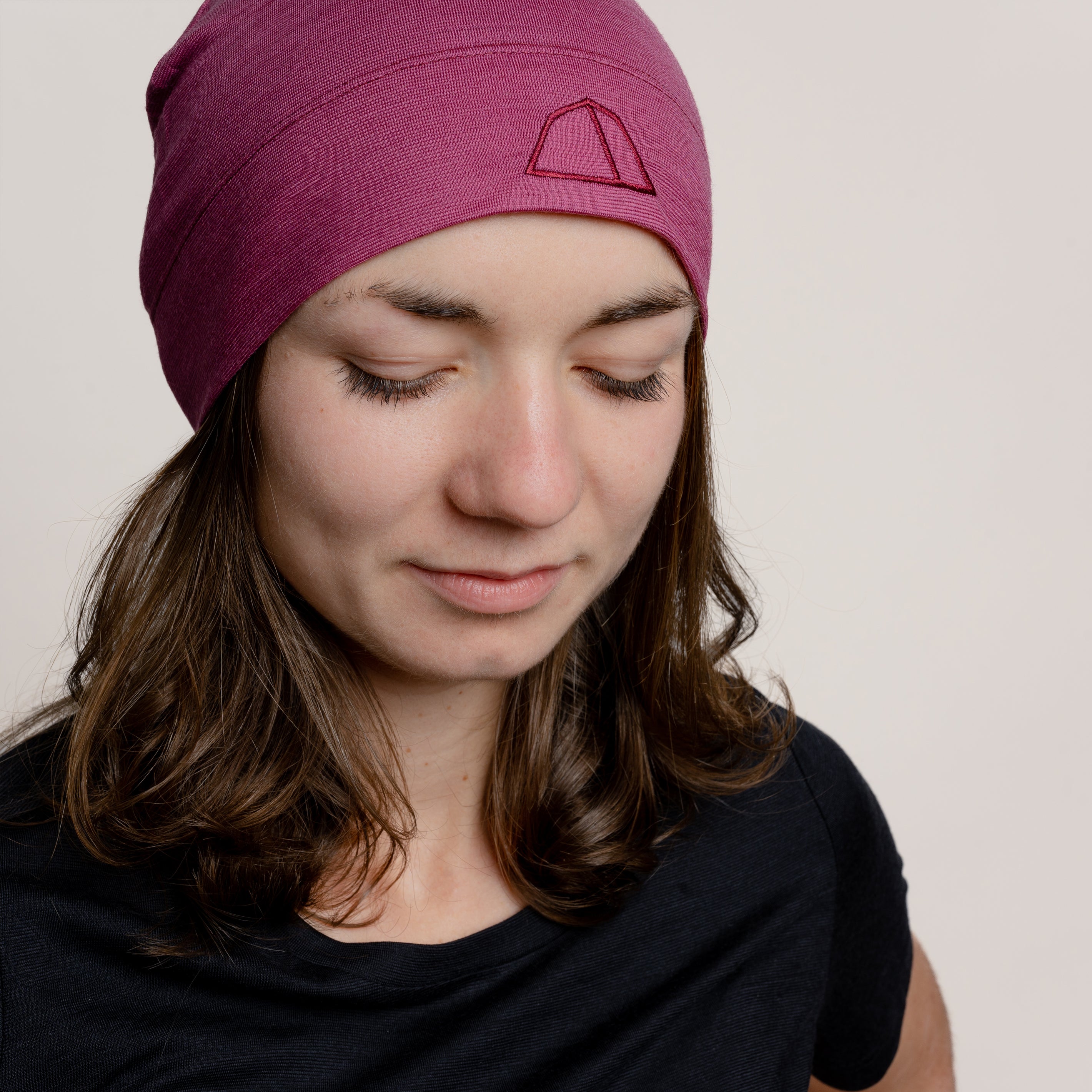 Weibliches Model mit Merino Beanie Muetze von Tom Fyfe in Brombeere