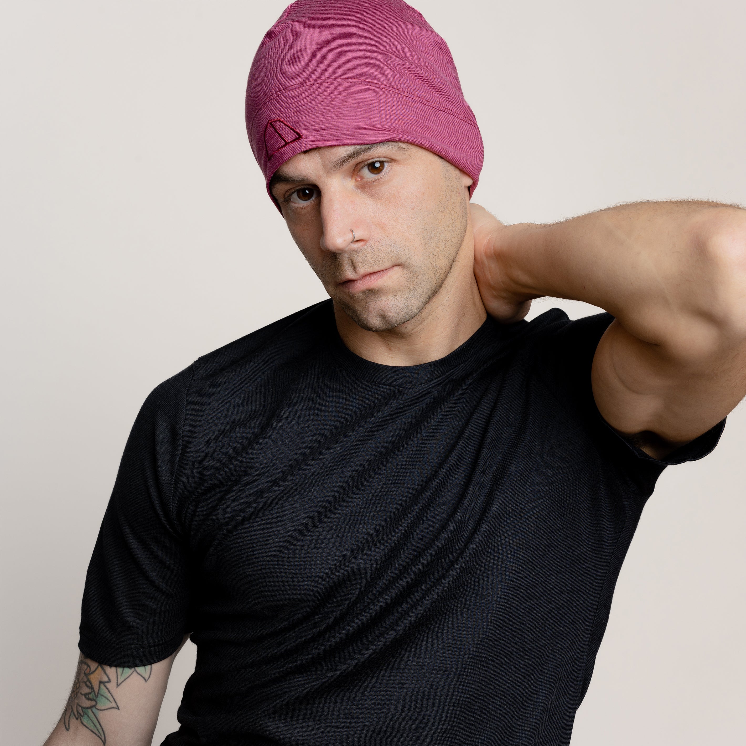 Männliches Model mit Merino Beanie Muetze von Tom Fyfe in Brombeere