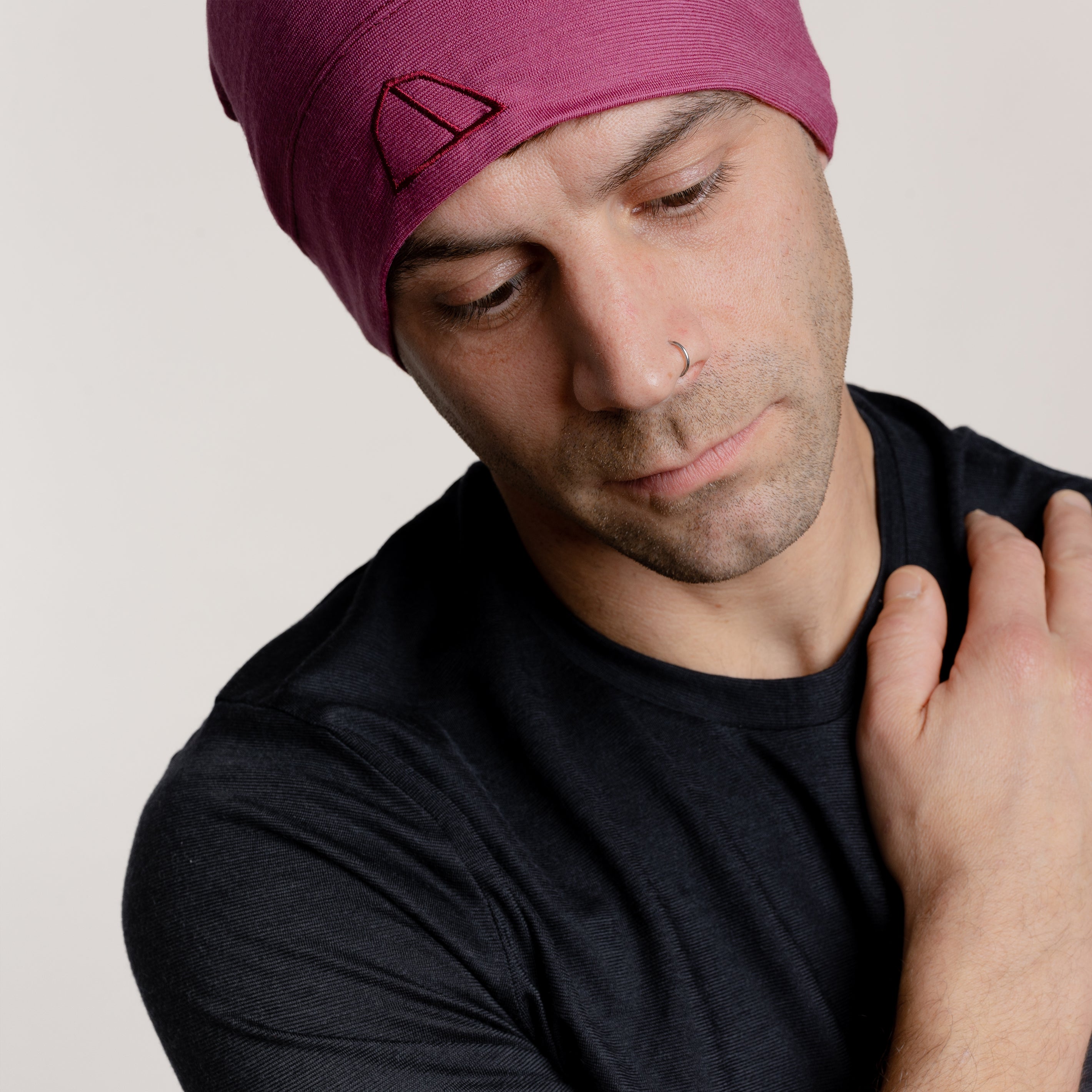 Männliches Model Nahaufnahme mit Merino Beanie Muetze von Tom Fyfe in Brombeere