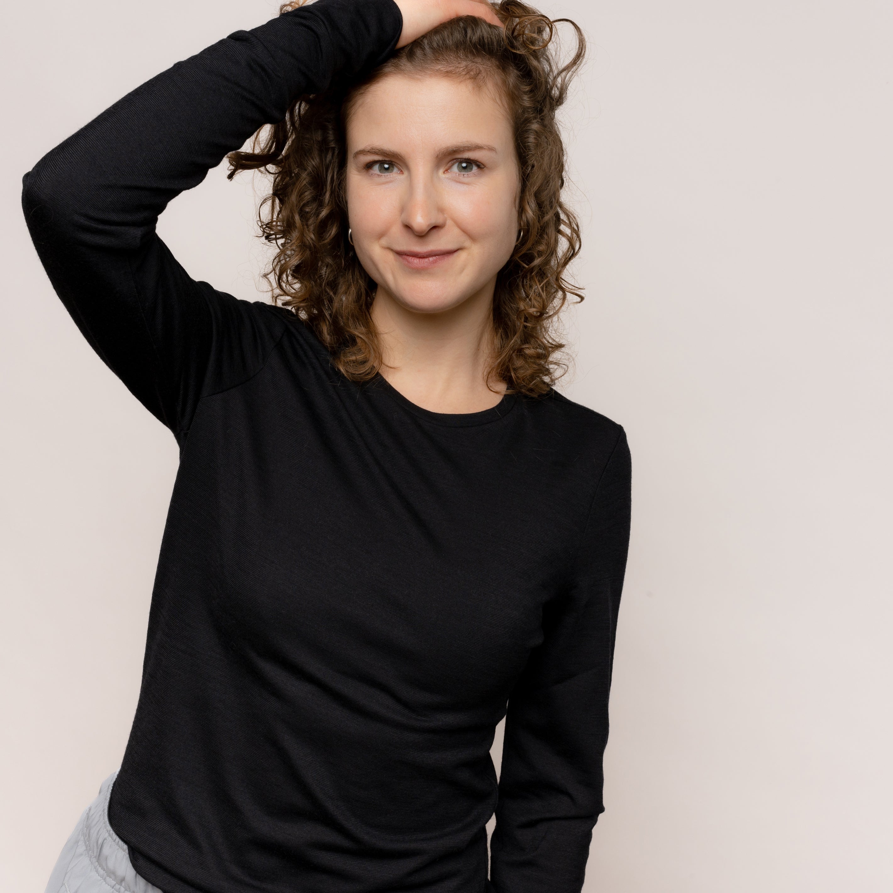 Merino Damen Langarmshirt Frontansicht von Tom Fyfe in Schwarz