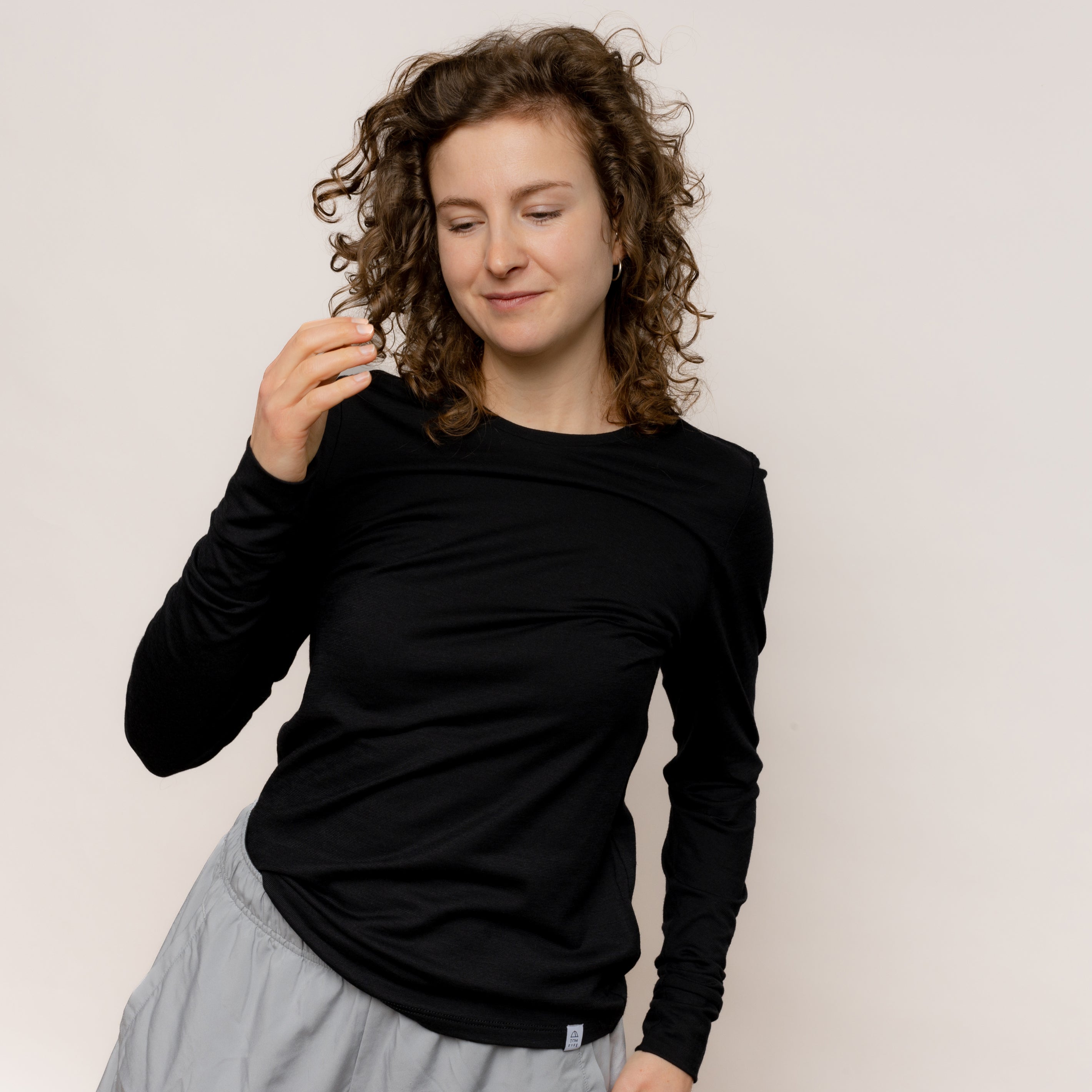 Model mit Merino Damen Longsleeve Frontansicht von TOM FYFE in Schwarz
