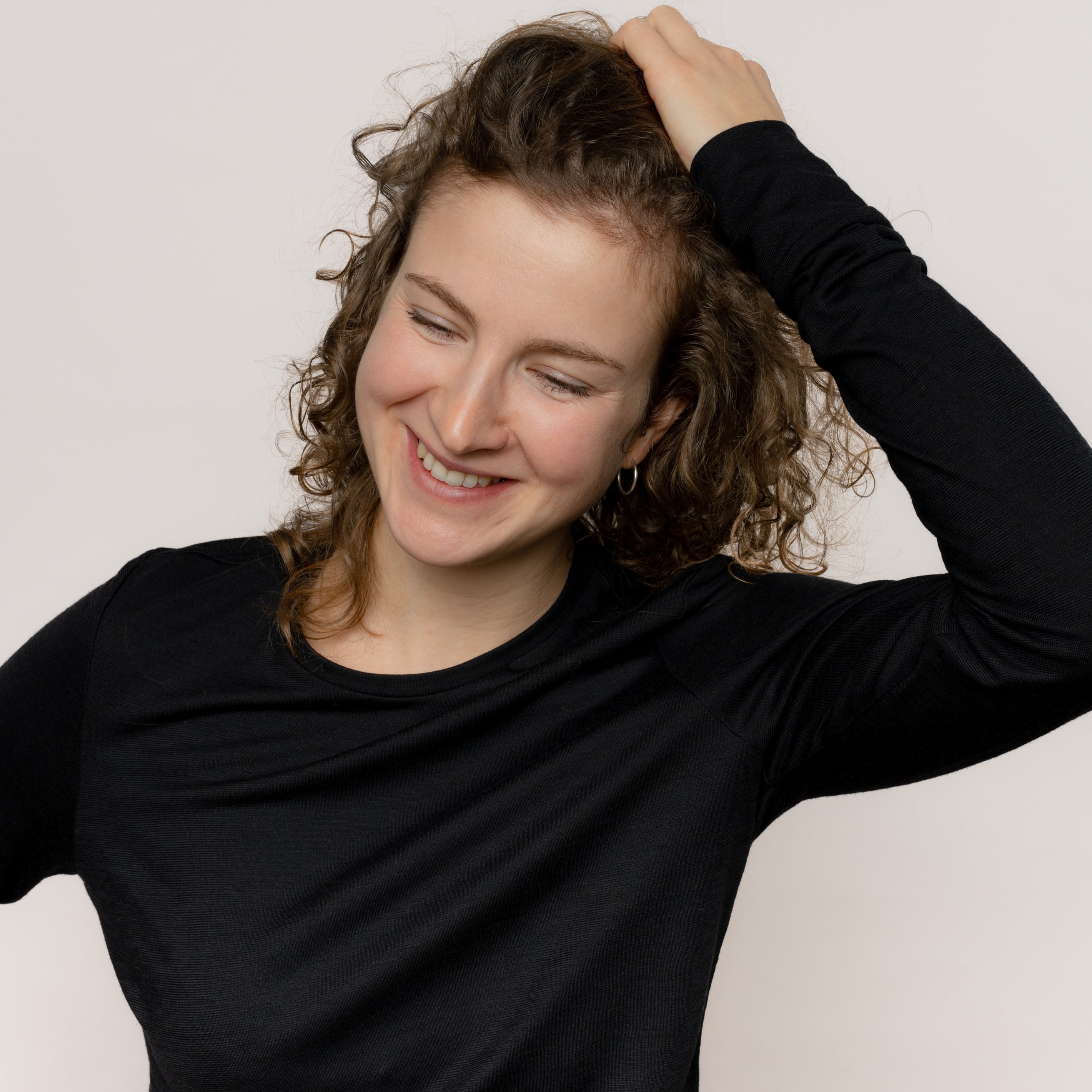 Model mit Merino Damen Longsleeve Detailaufnahme von TOM FYFE in Schwarz