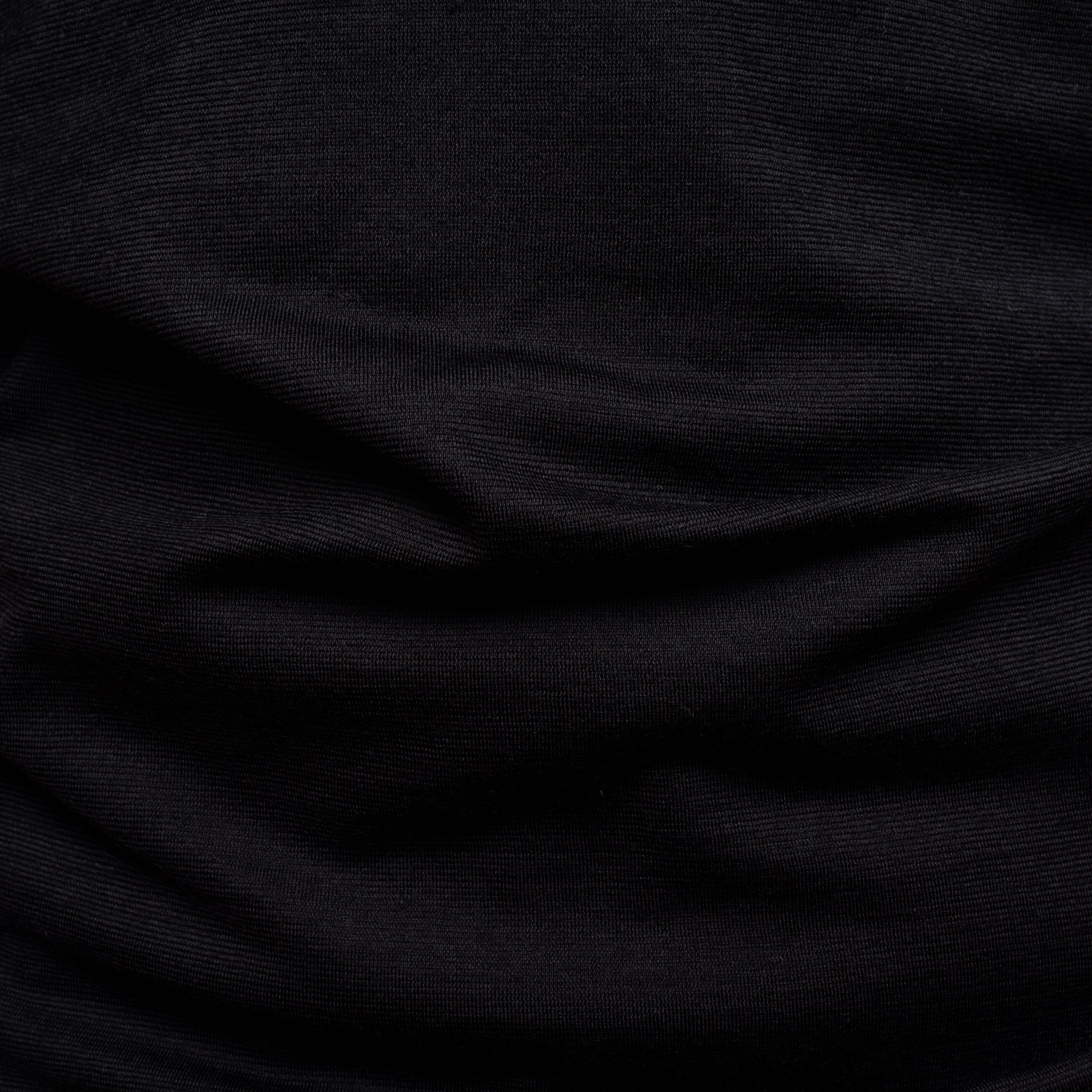 Merino Damen Shirt mit V-Ausschnitt Nahaufnahme Tom Fyfe in Schwarz