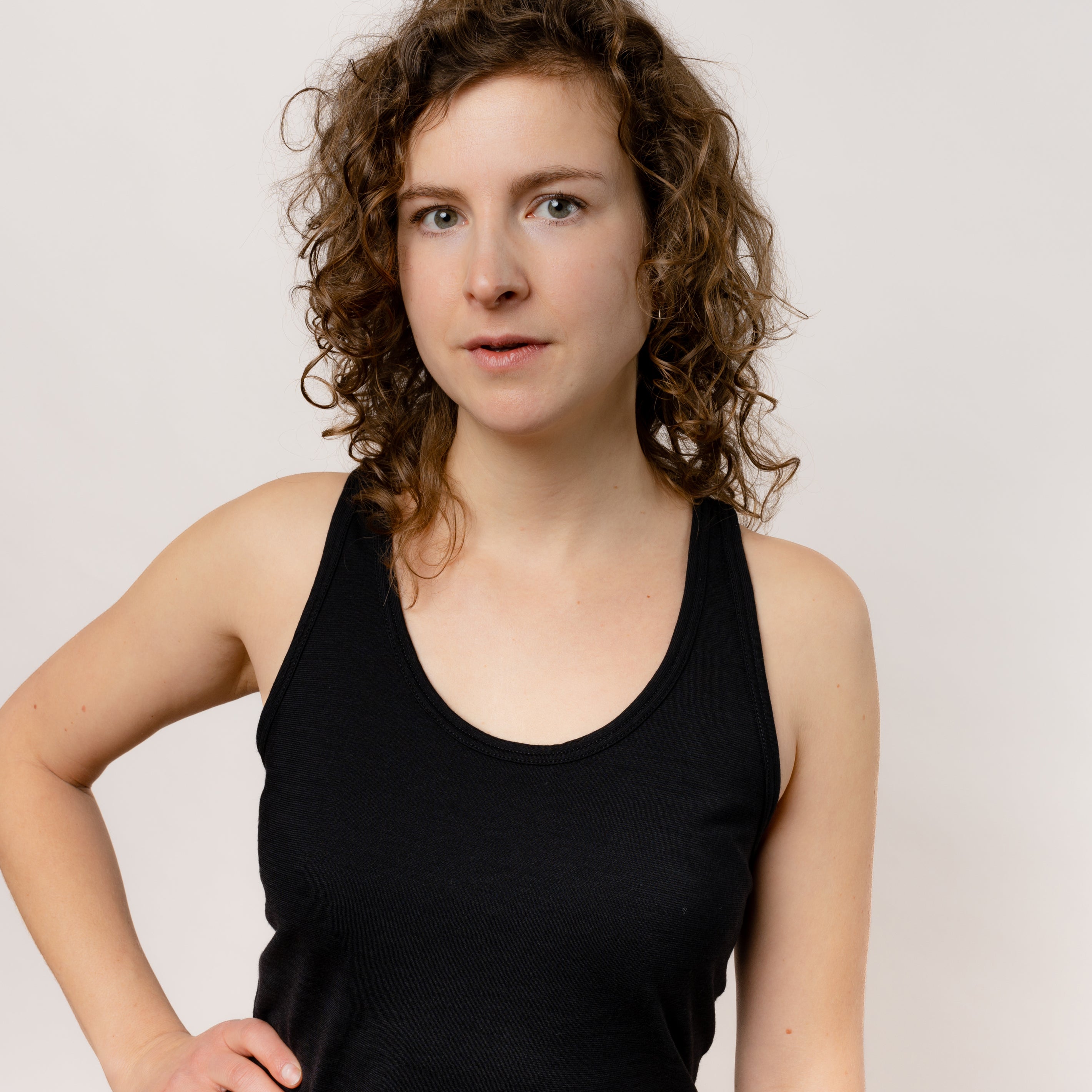 Model mit Merino Damen Tank-Top Frontansicht Nahaufnahme von Tom Fyfe in Schwarz