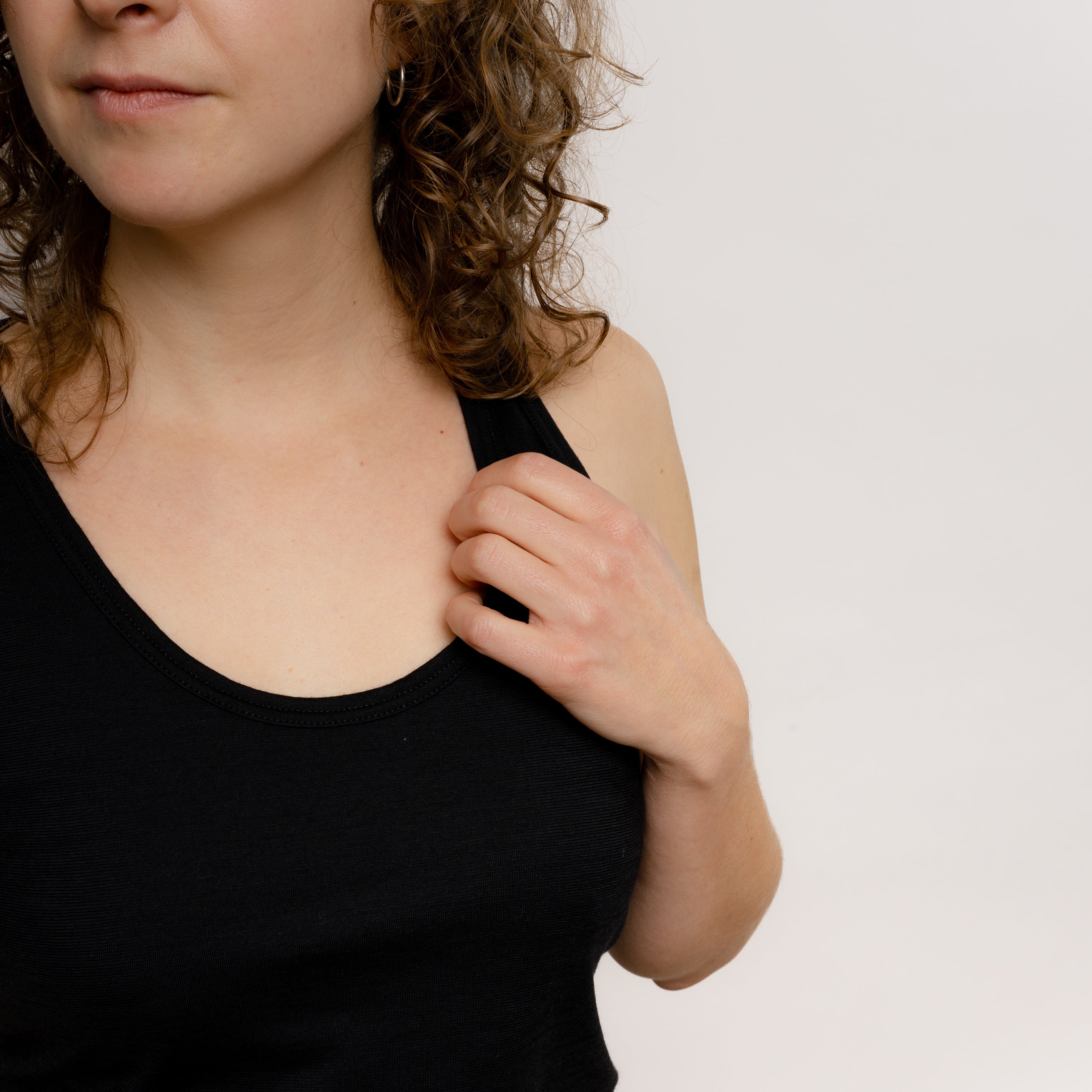 Model mit Merino Damen Tank-Top Nackenbereich von Tom Fyfe in Schwarz