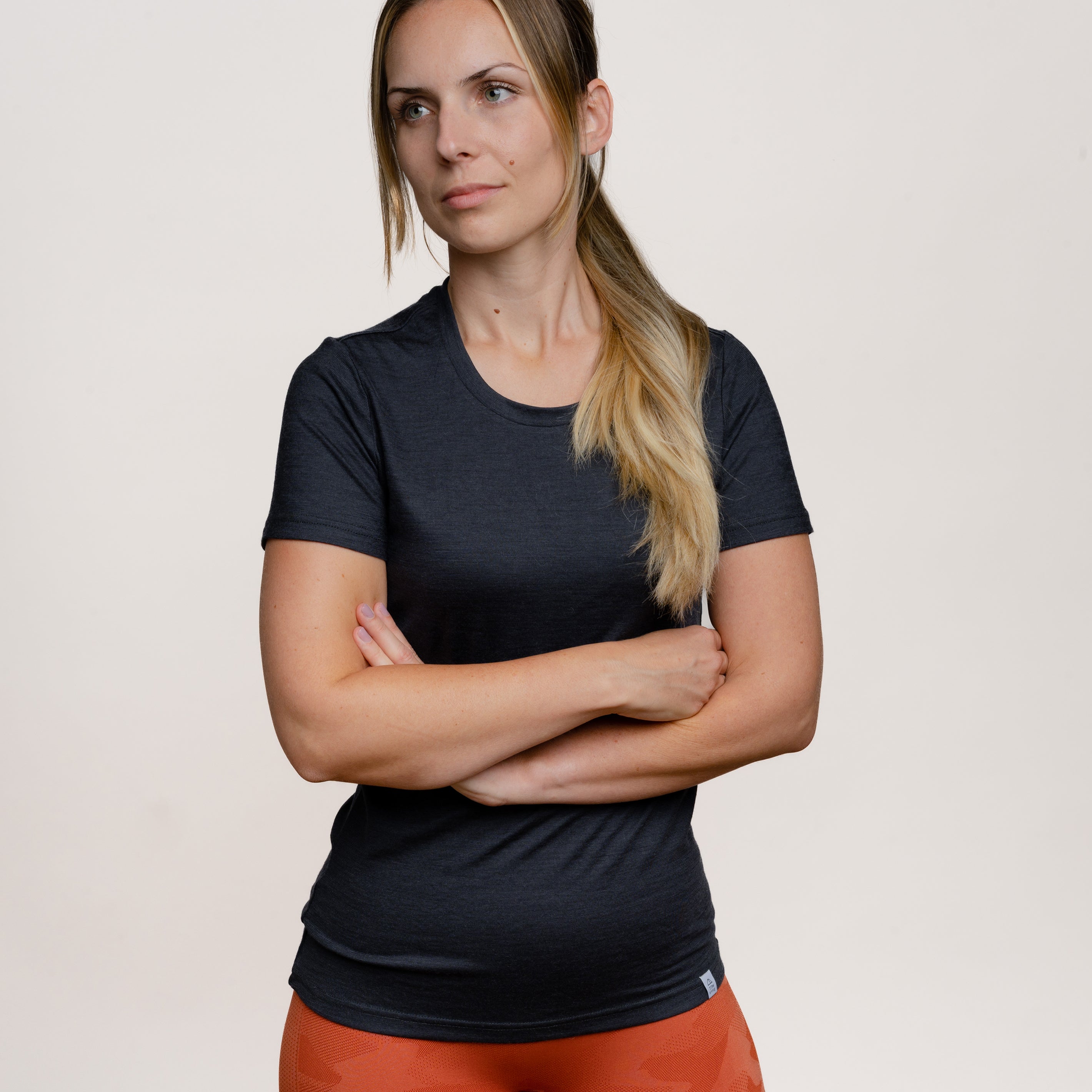 Model mit Merino Damen Shirt Frontansicht von Tom Fyfe in Anthrazit