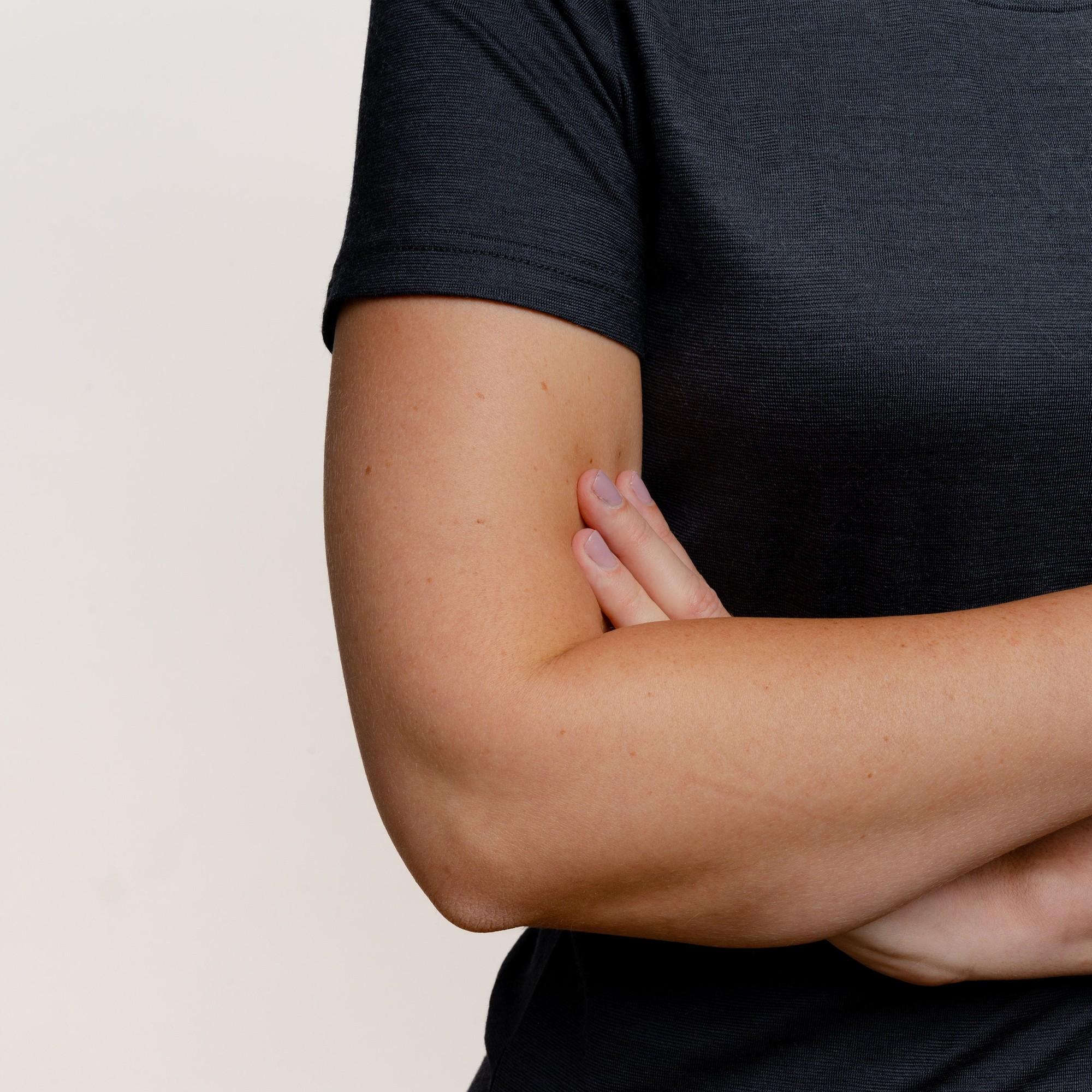 Model mit Merino Damen Shirt Aermel von TOM FYFE in Anthrazit