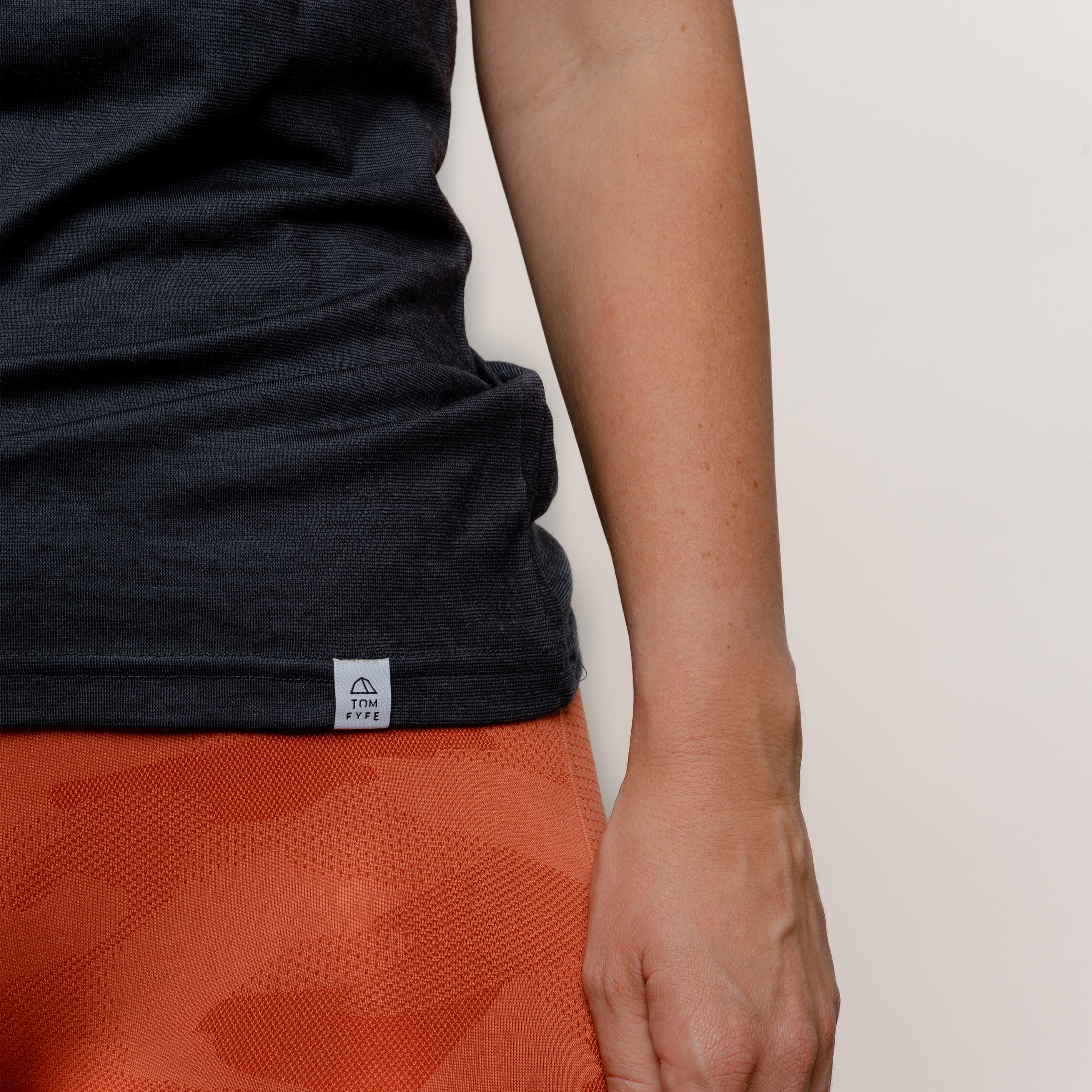 Model mit Merino Damen Shirt mit angenaehtem Stofflabel mit Logo von Tom Fyfe in Anthrazit