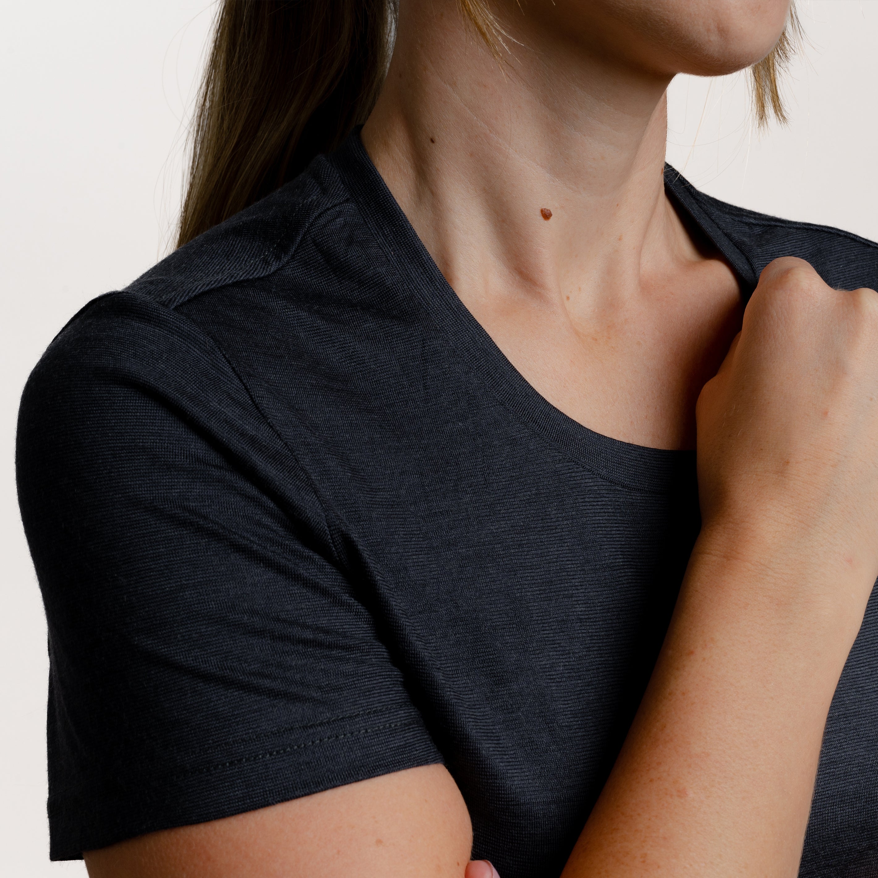 Model mit Merino Damen Shirt Nackenbereich von Tom Fyfe in Anthrazit