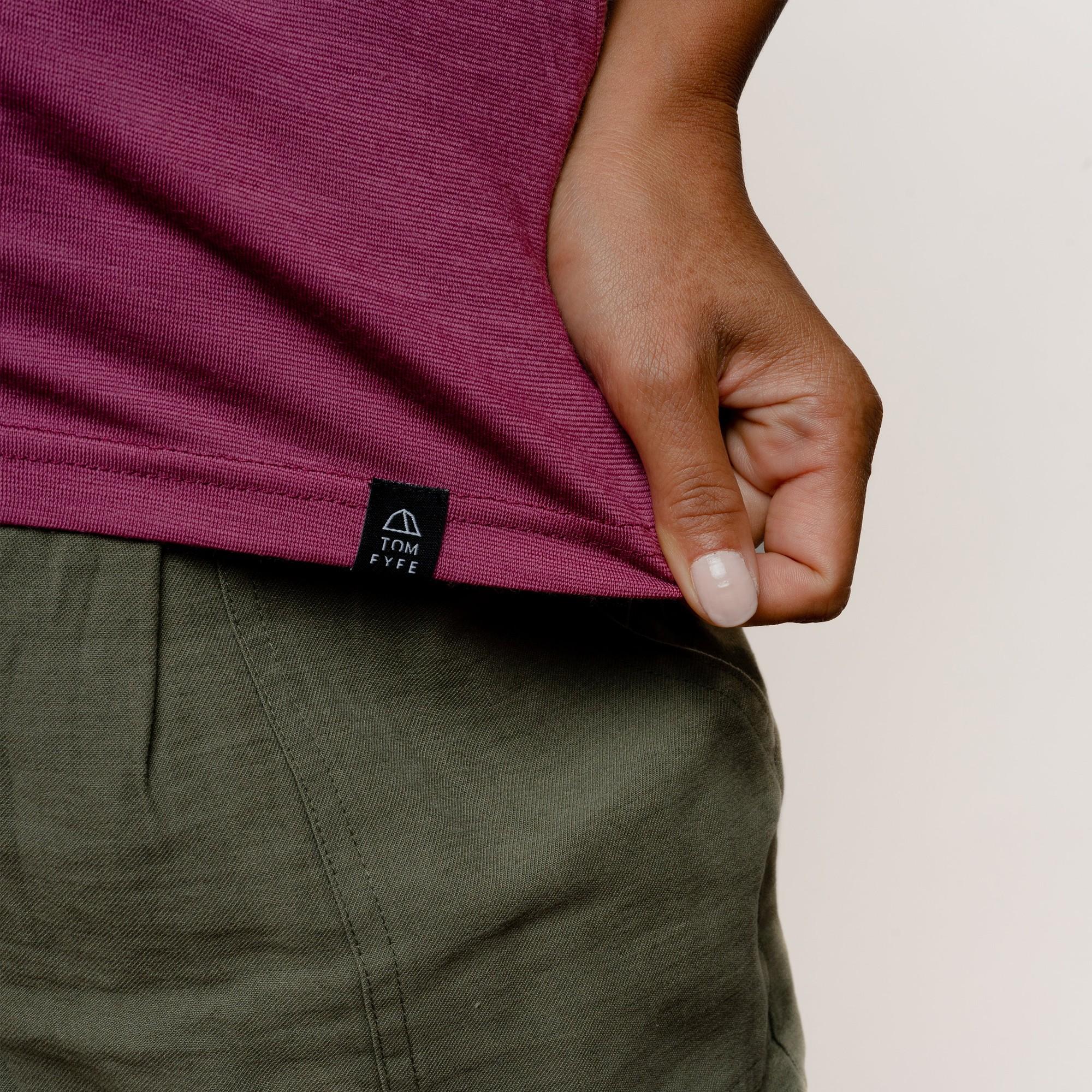 Model mit Merino Damen Shirt mit angenaehtem Stofflabel mit Logo von TOM FYFE in Brombeere