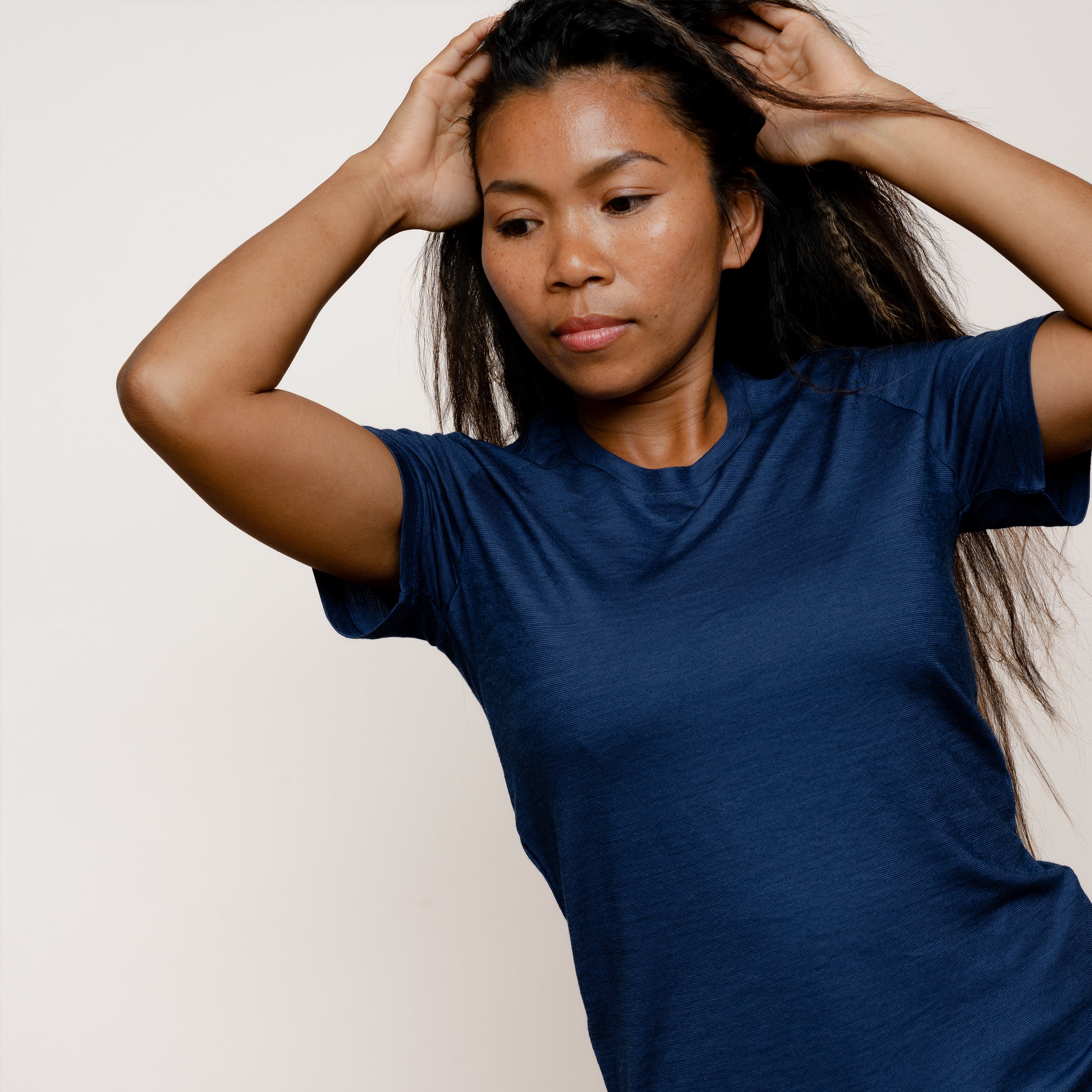 Model mit Merino Damen Shirt Frontansicht von Tom Fyfe in Marineblau