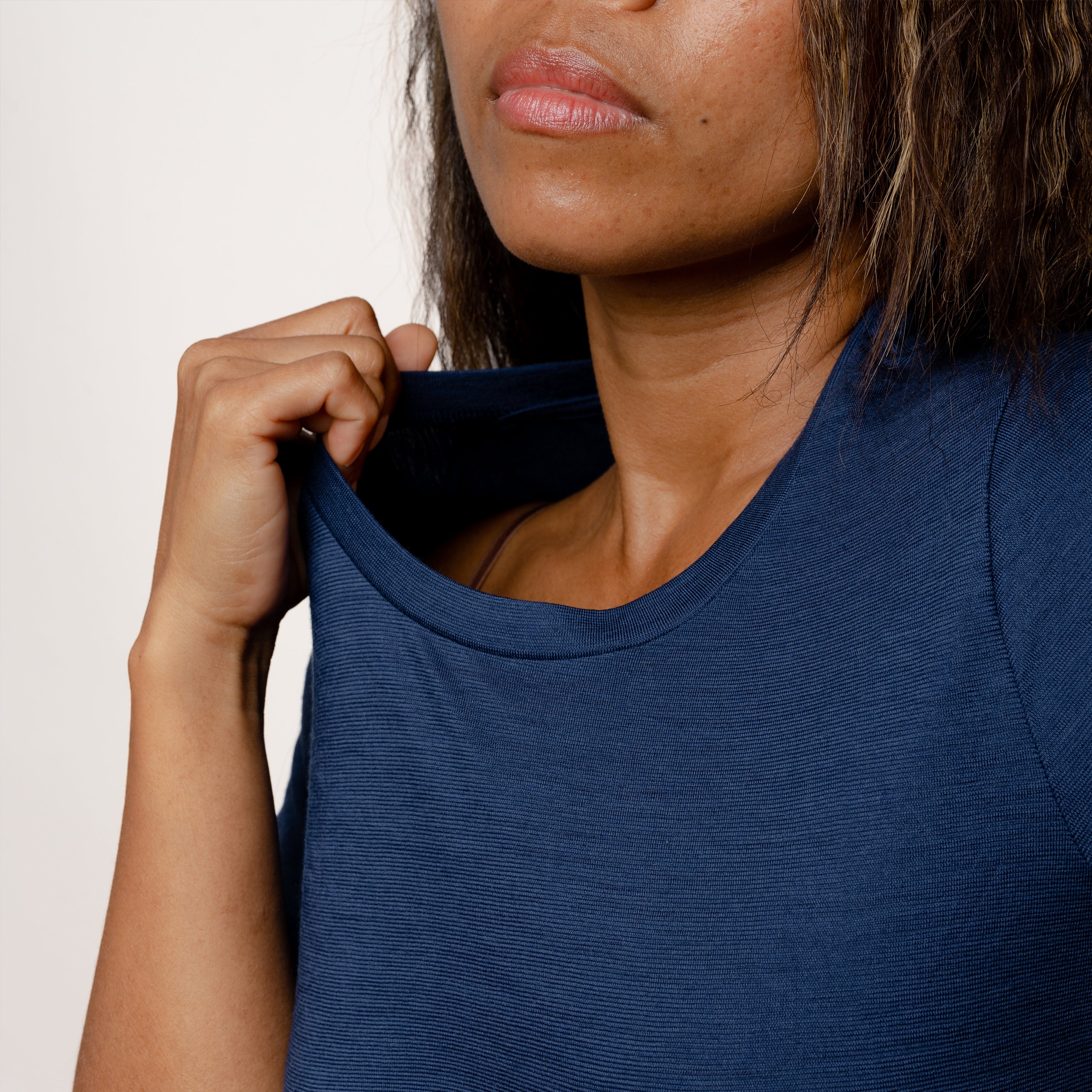 Model mit Merino Damen Shirt Nackenbereich von Tom Fyfe in Marineblau