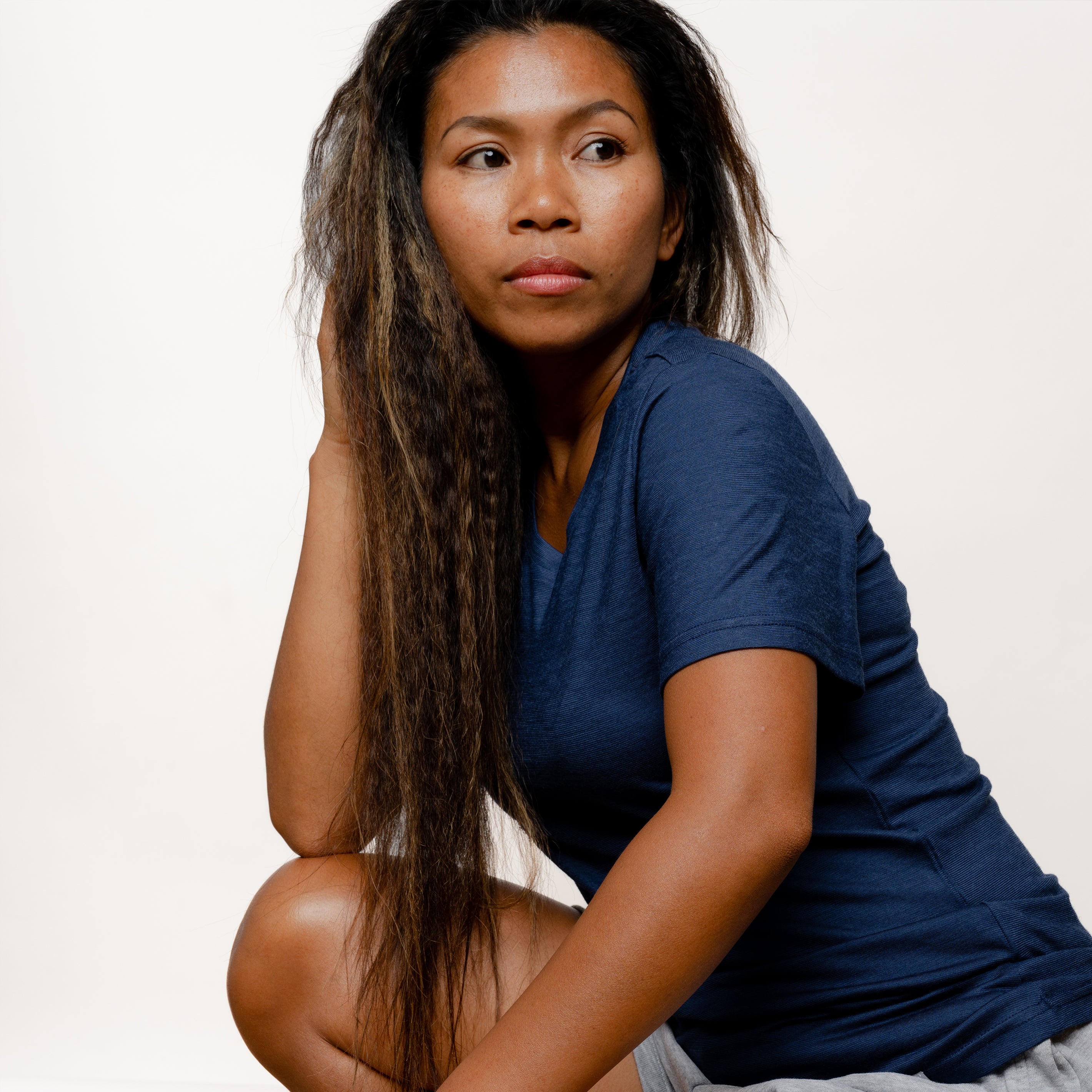 Model mit Merino Damen Shirt Seitenansicht von Tom Fyfe in Marineblau