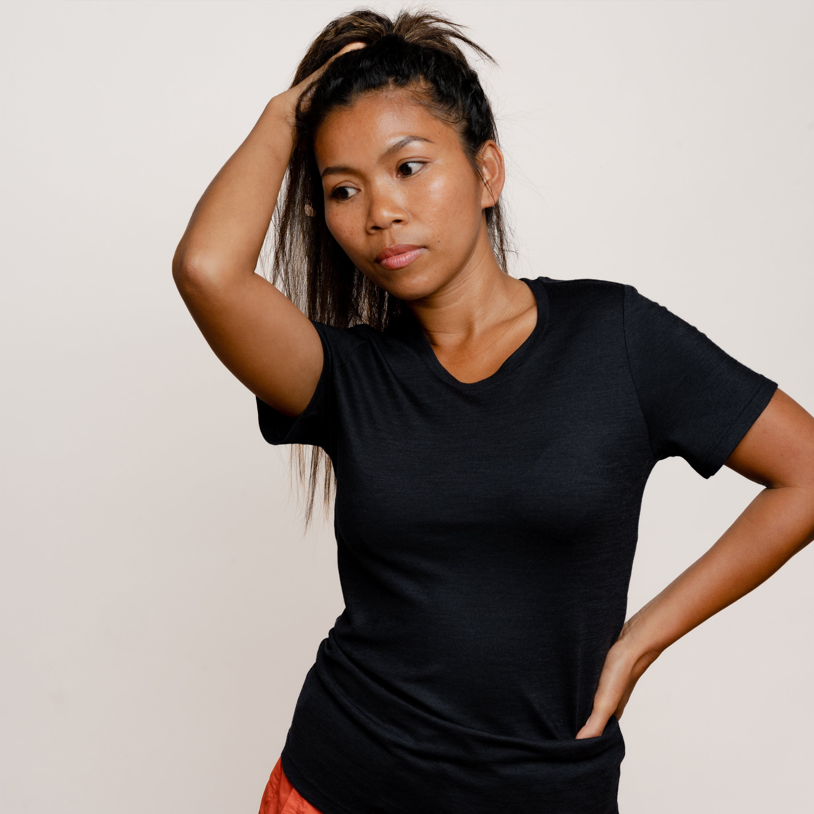Model mit Merino Damen Shirt Seitenansicht von Tom Fyfe in Schwarz