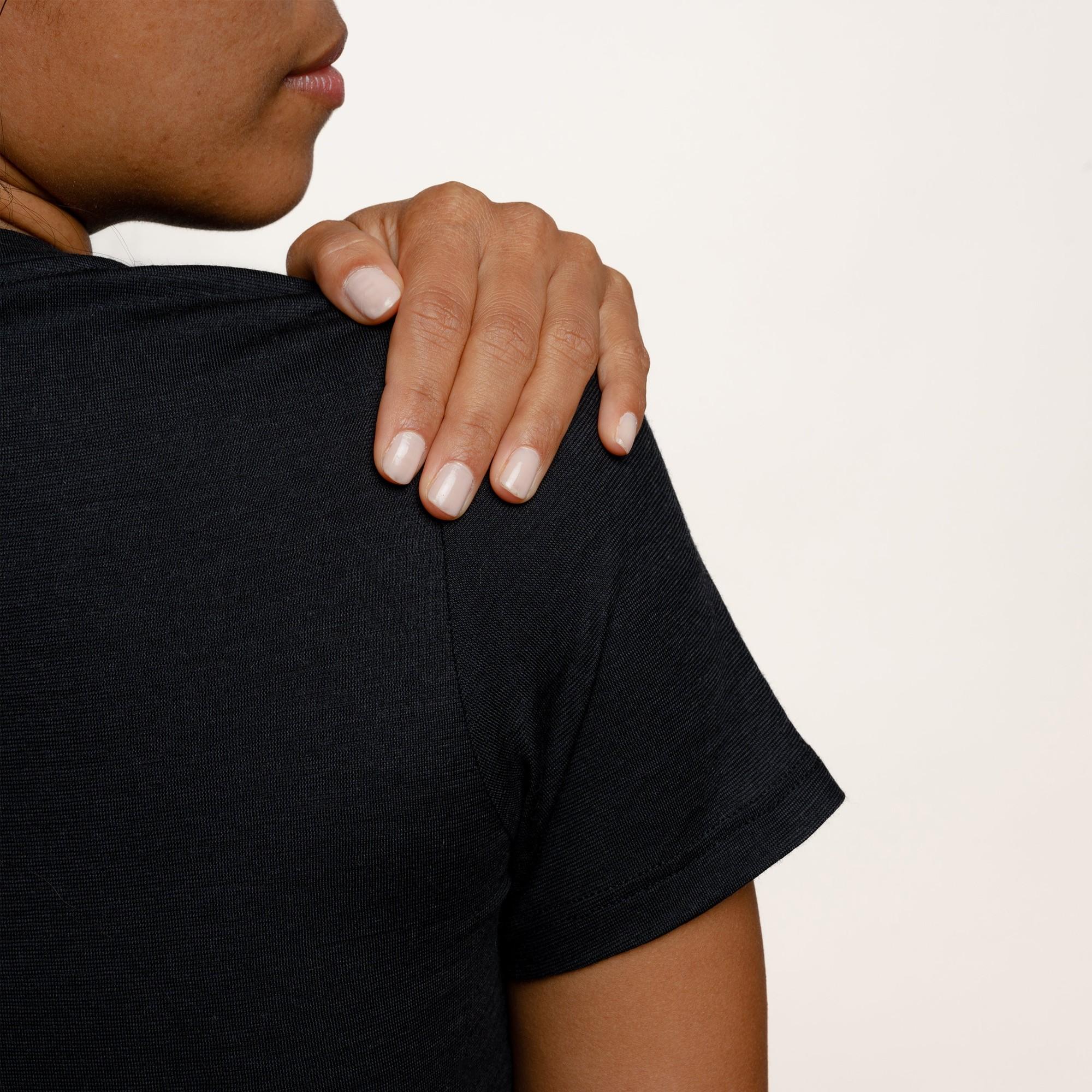 Model mit Merino Damen Shirt Nackenbereich von TOM FYFE in Schwarz