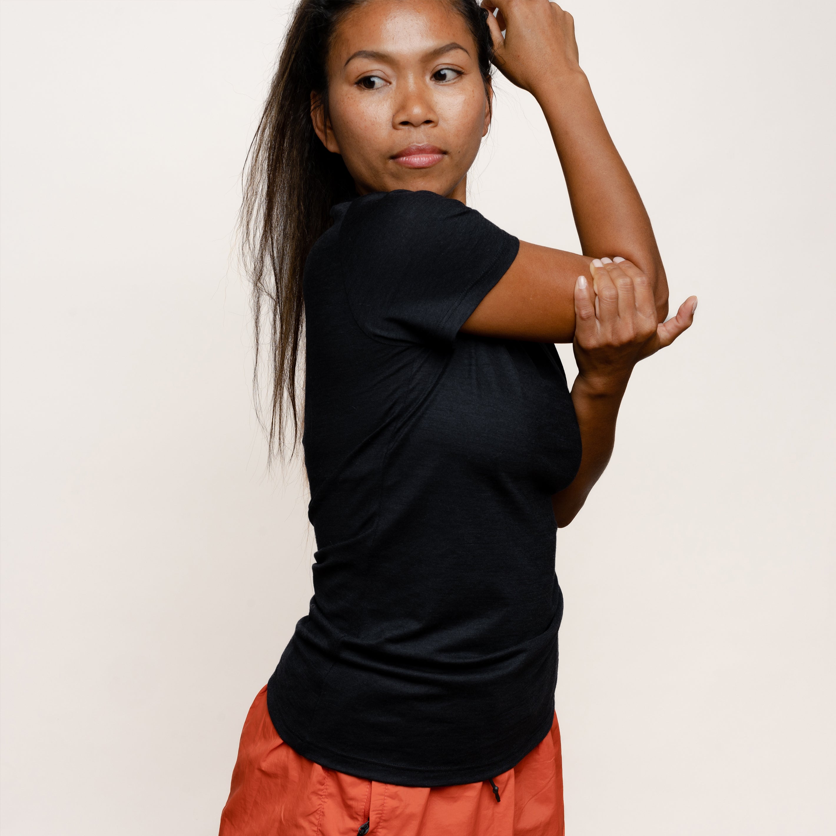 Model mit Merino Damen Shirt Seitenansicht von Tom Fyfe in Schwarz