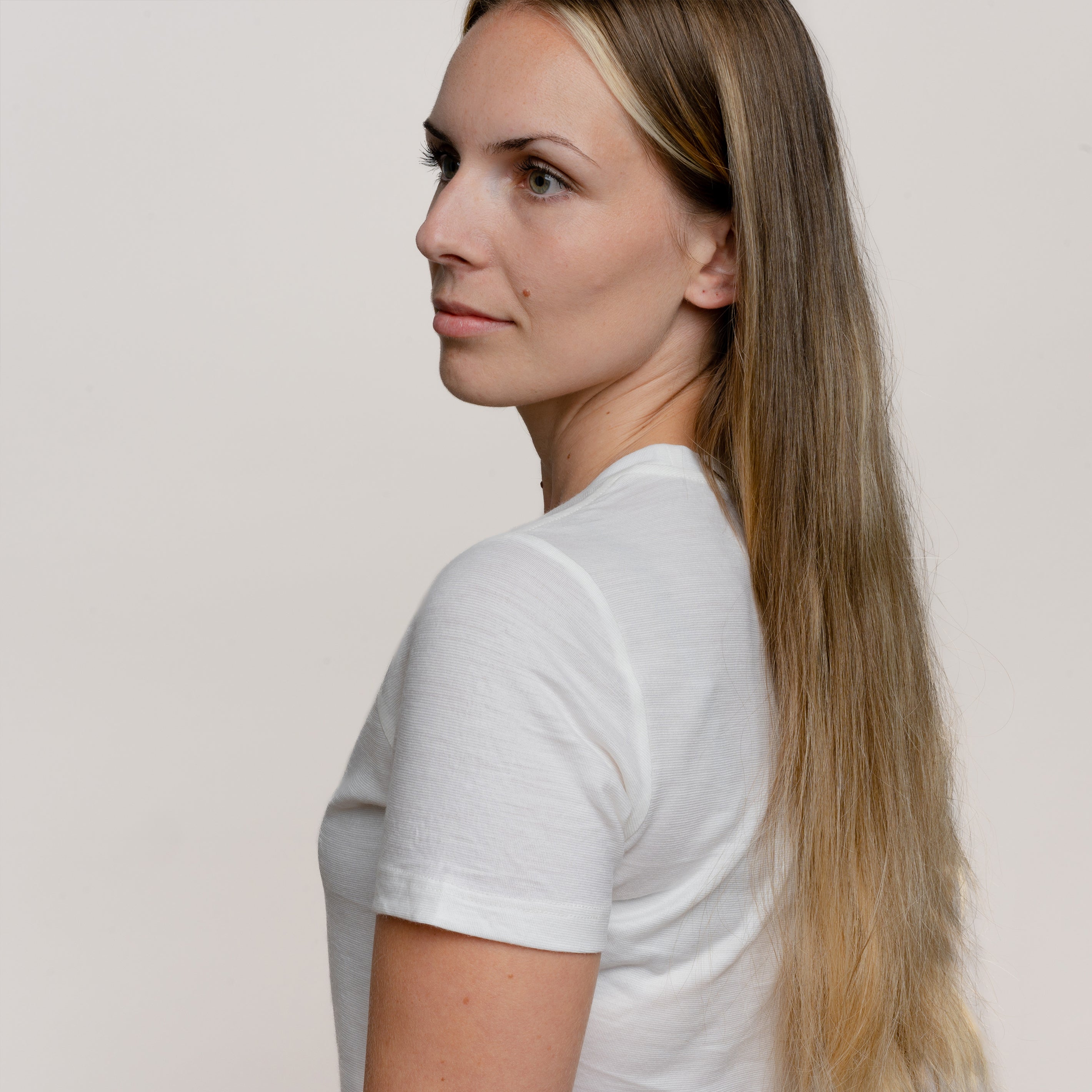 Model mit Merino Damen Shirt Aermel von TOM FYFE in Weiss