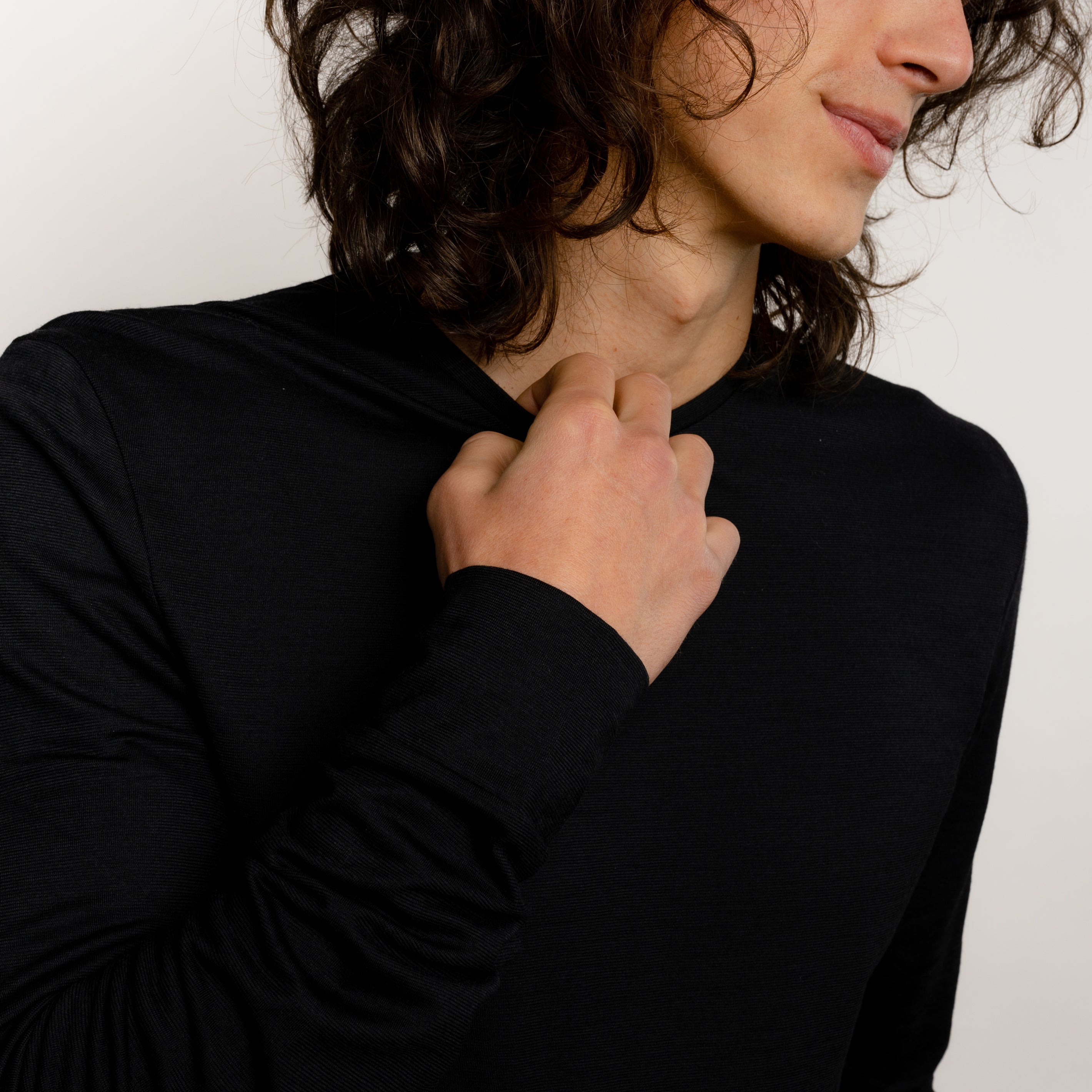 Model mit Merino Herren Longsleeve Nackenbereich von TOM FYFE in Schwarz