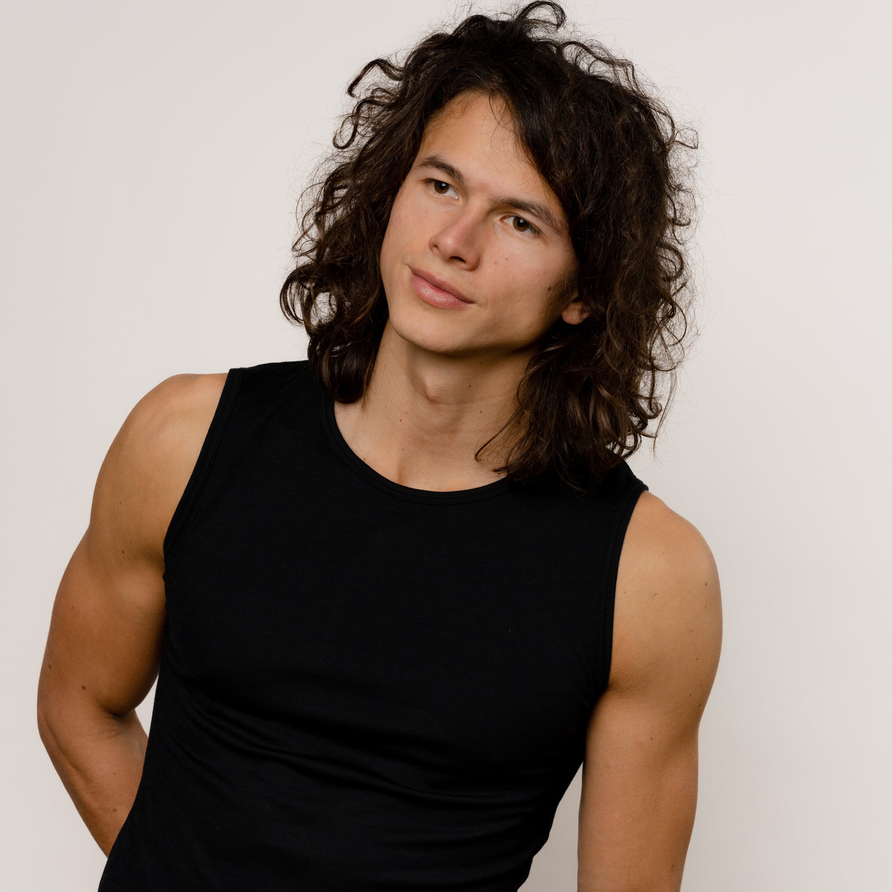 Model mit Merino Herren Tanktop Frontansicht Nahaufnahme von Tom Fyfe in Schwarz
