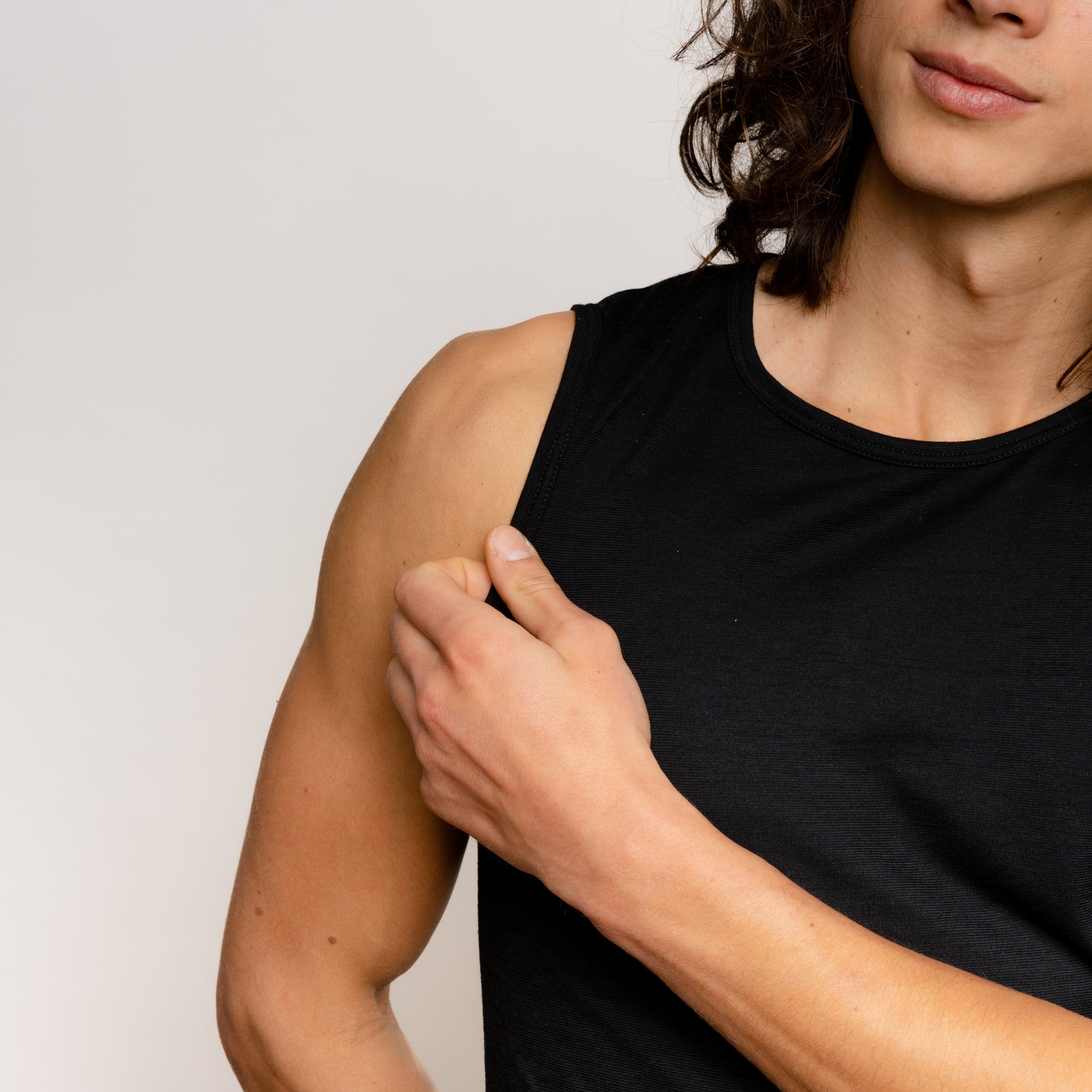 Model mit Merino Herren Tanktop Nacken Arm Bereich von Tom Fyfe in Schwarz