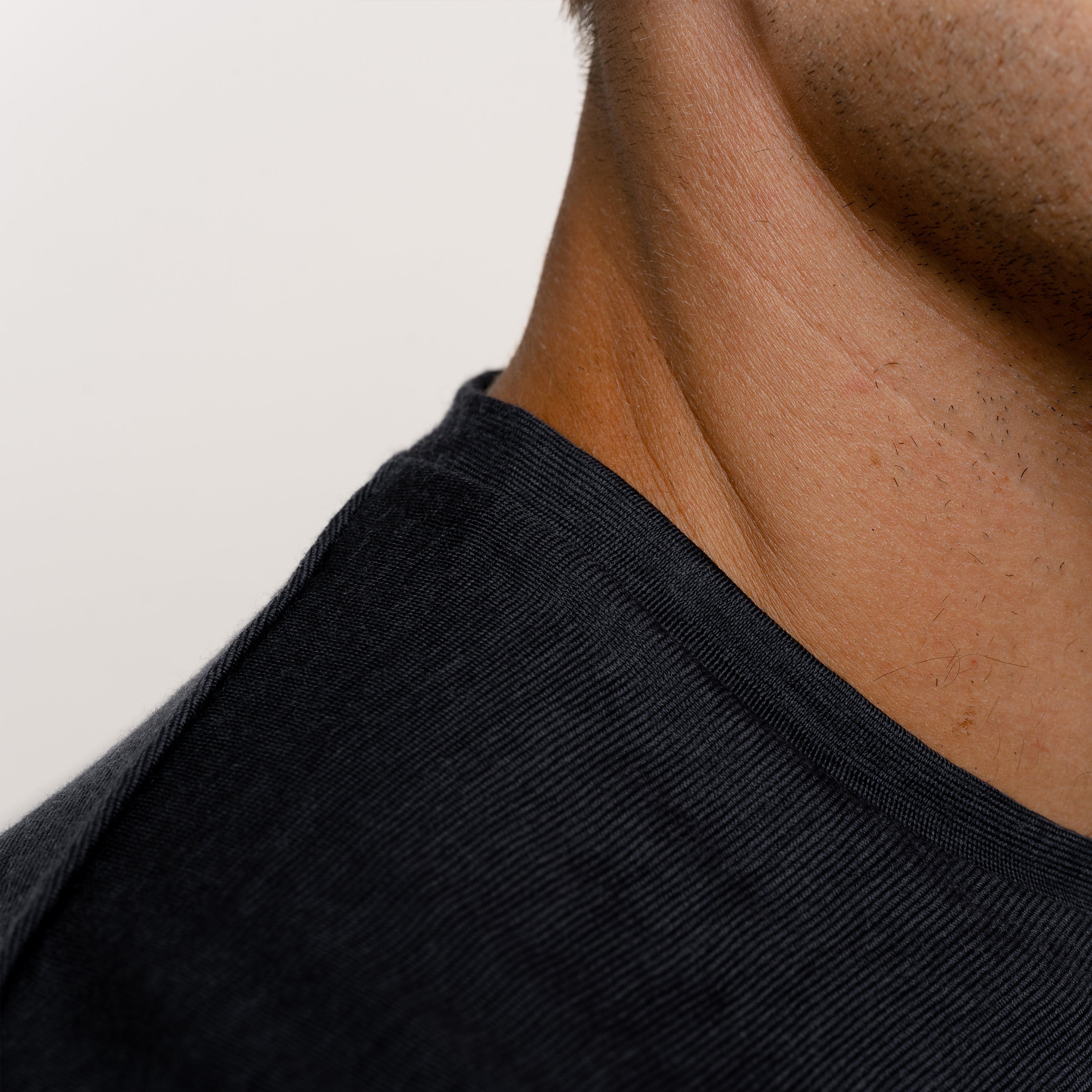 Model mit Merino Herren Shirt Nackenbereich von Tom Fyfe in Anthrazit