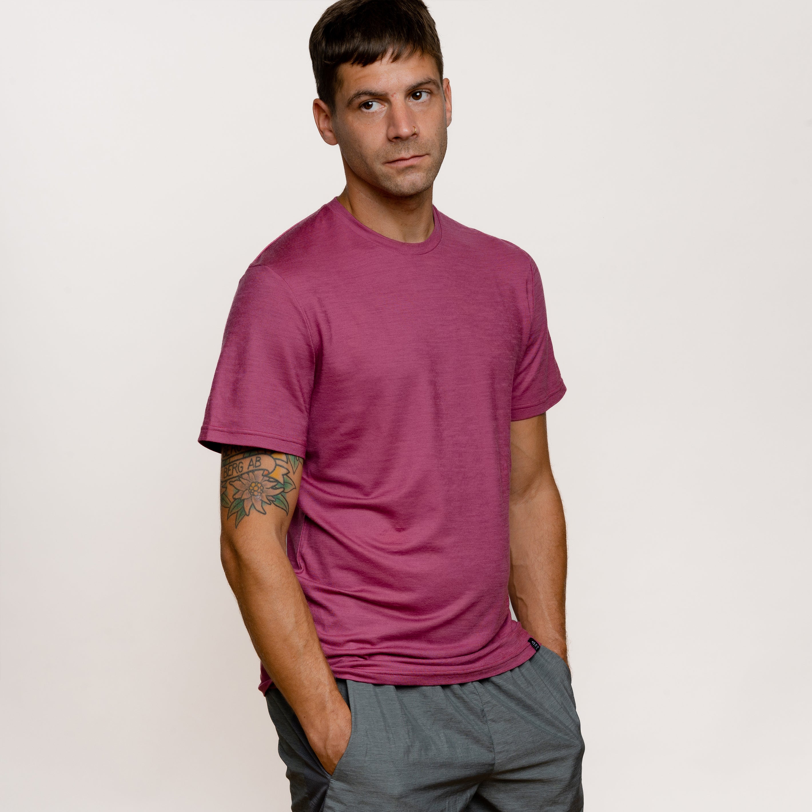 Model mit Merino Herren Shirt Frontansicht von Tom Fyfe in Brombeere