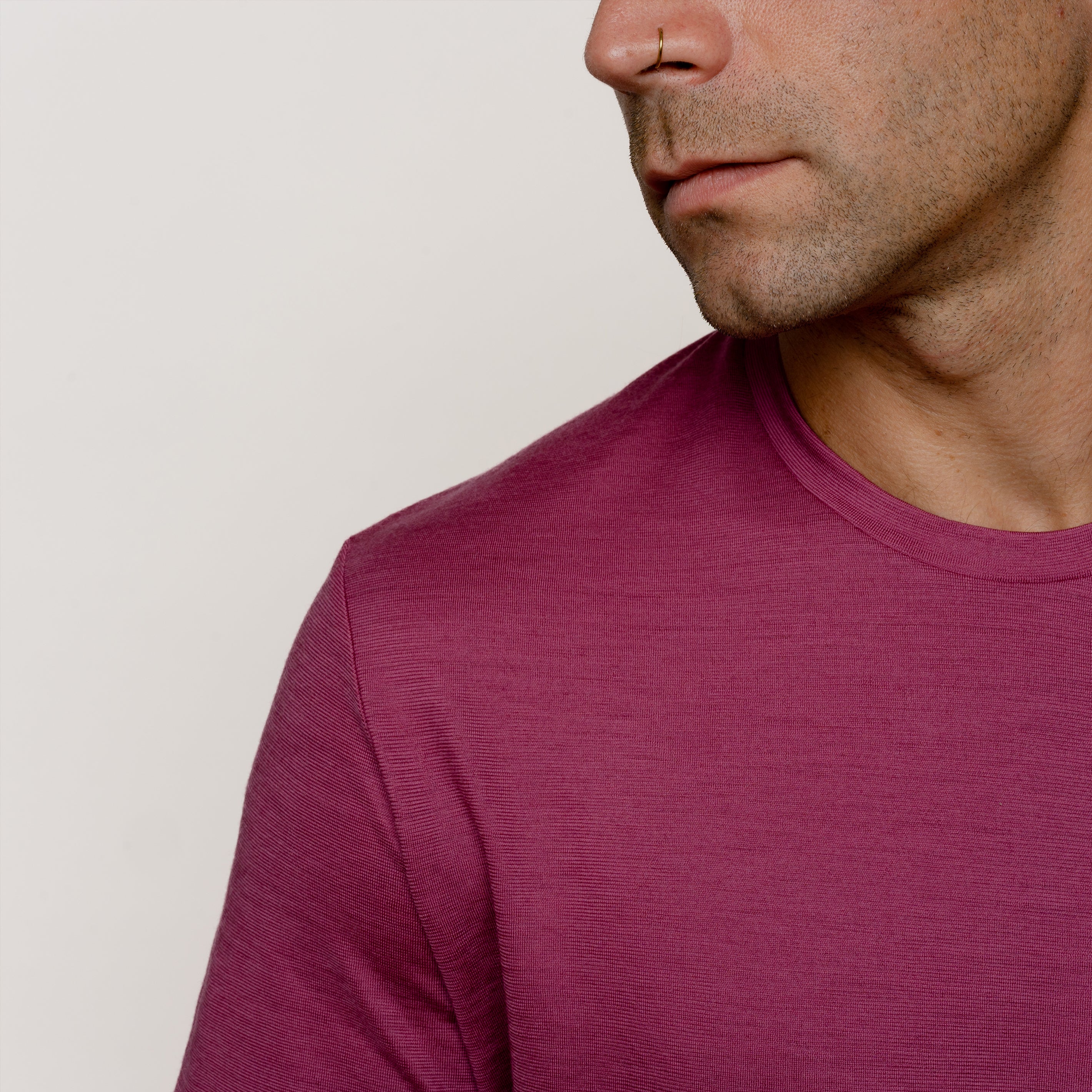 Model mit Merino Herren Shirt Nackenbereich von Tom Fyfe in Brombeere