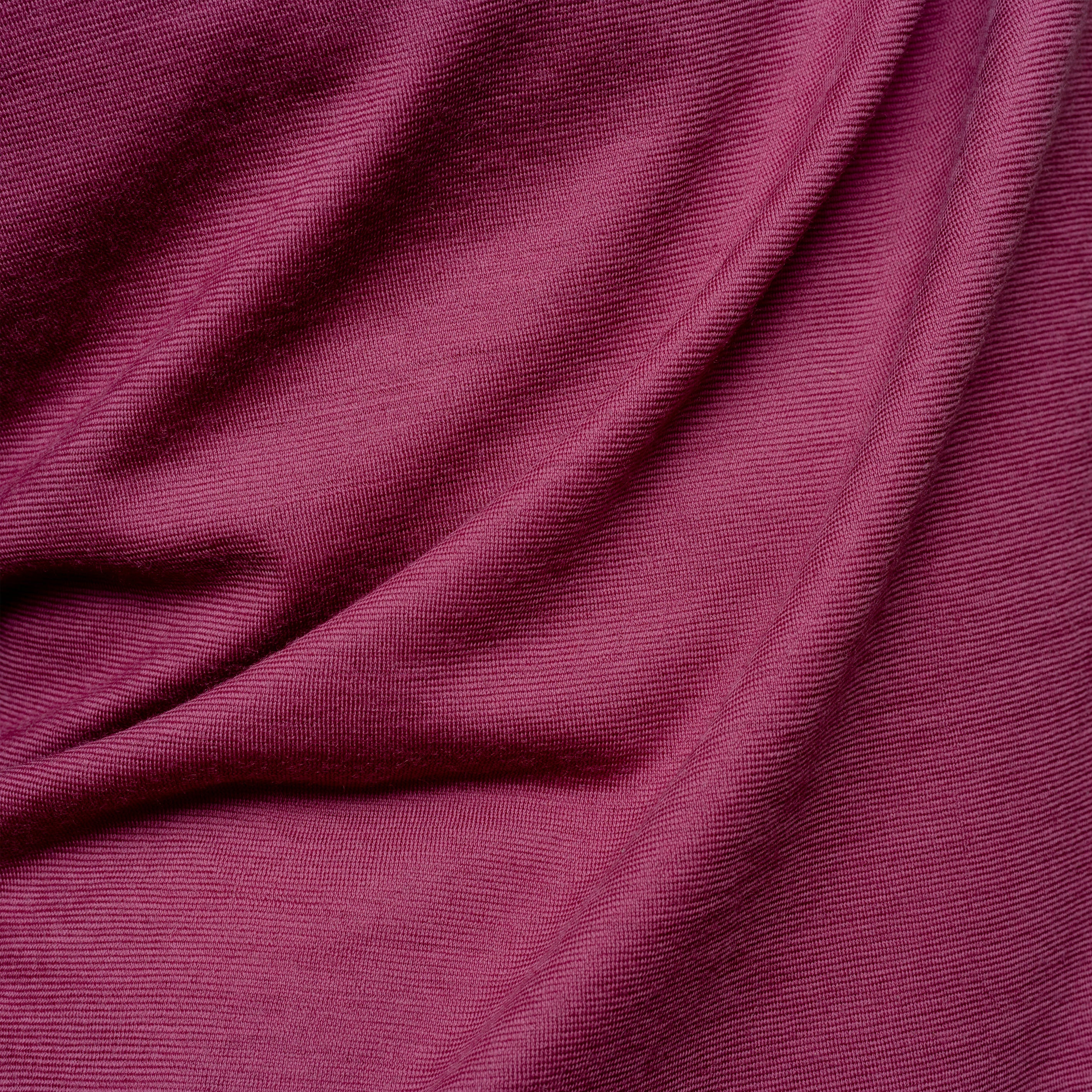 Merino Herren Shirt Nahaufnahme von Tom Fyfe in Brombeere