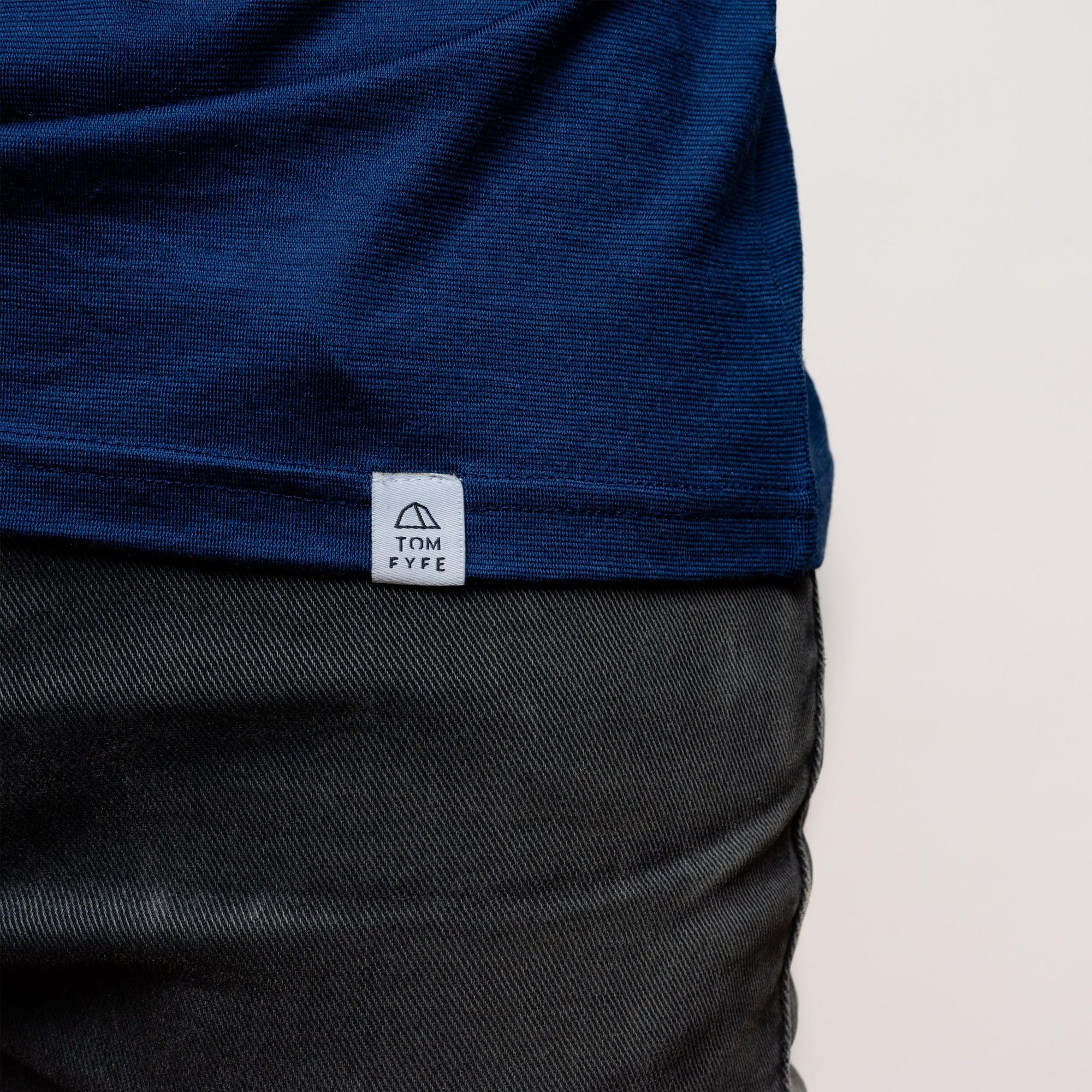 Model mit Merino Herren Shirt mit angenaehtem Stofflabel mit Logo von TOM FYFE in Marineblau