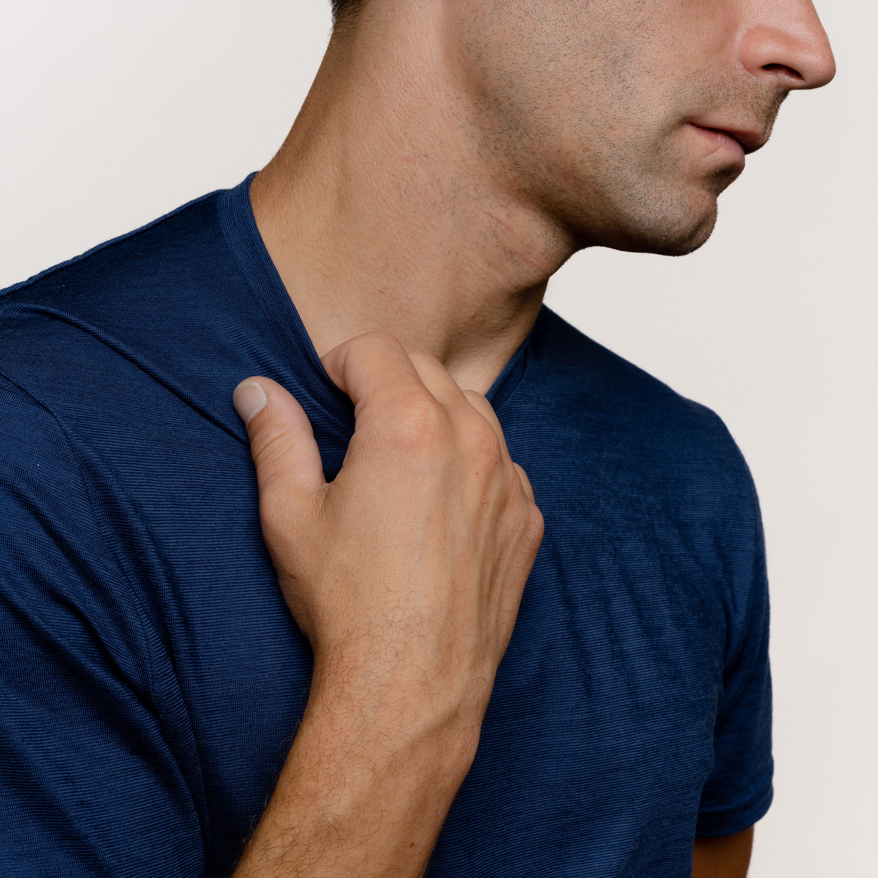 Model mit Merino Herren Shirt Aermel von Tom Fyfe in Marineblau