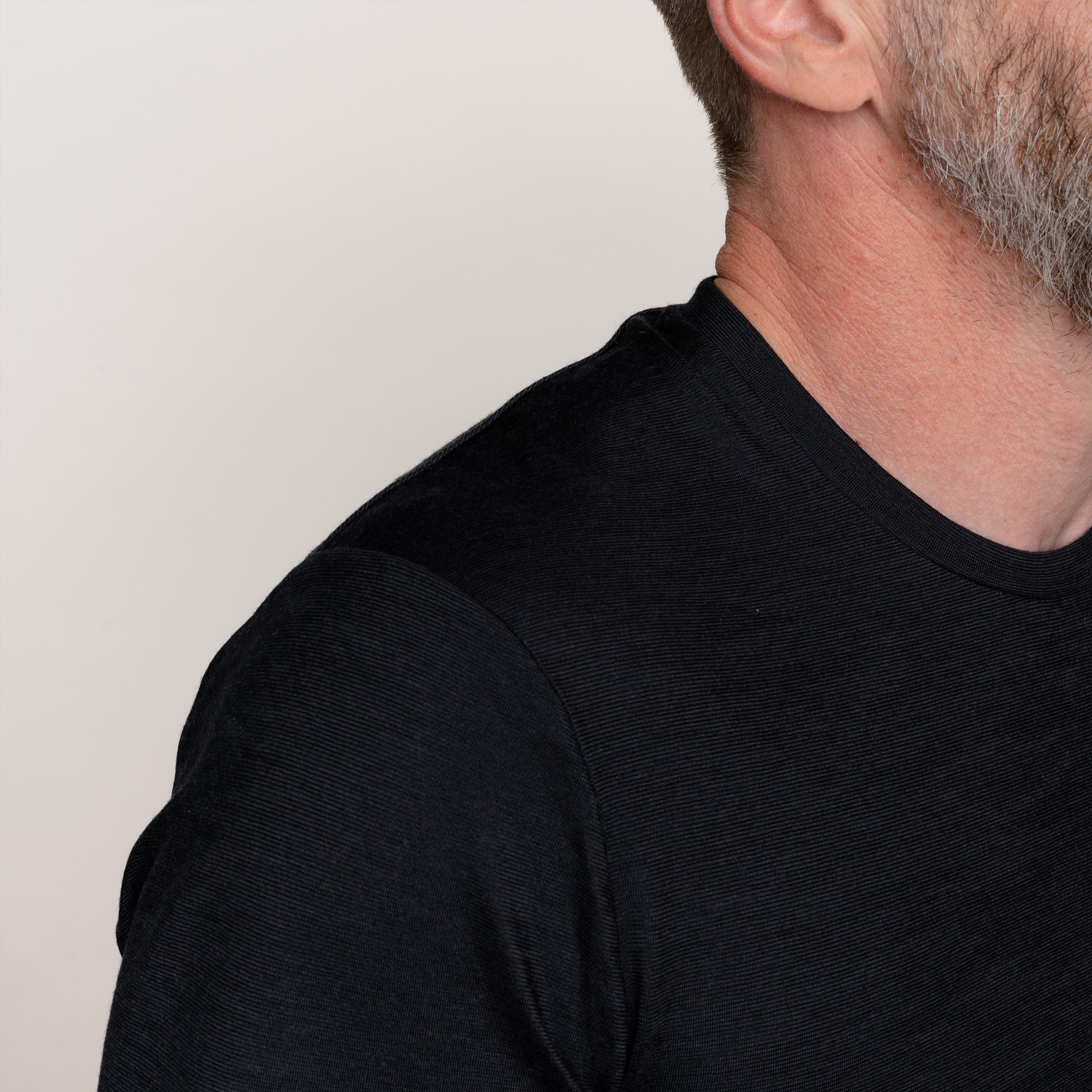 Model mit Merino Herren Shirt Nackenbereich von Tom Fyfe in Schwarz