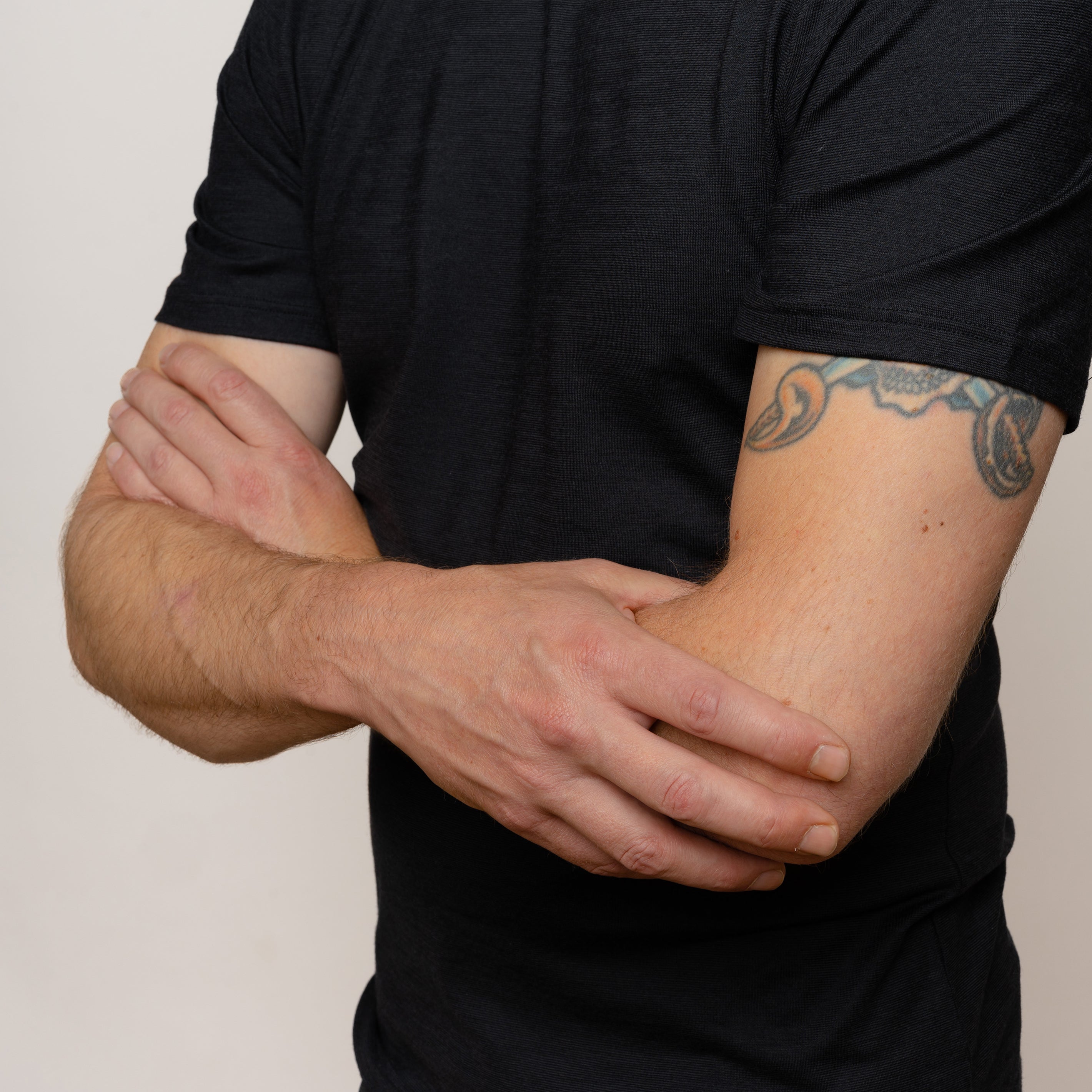 Model mit Merino Herren Shirt Aermel von Tom Fyfe in schwarz