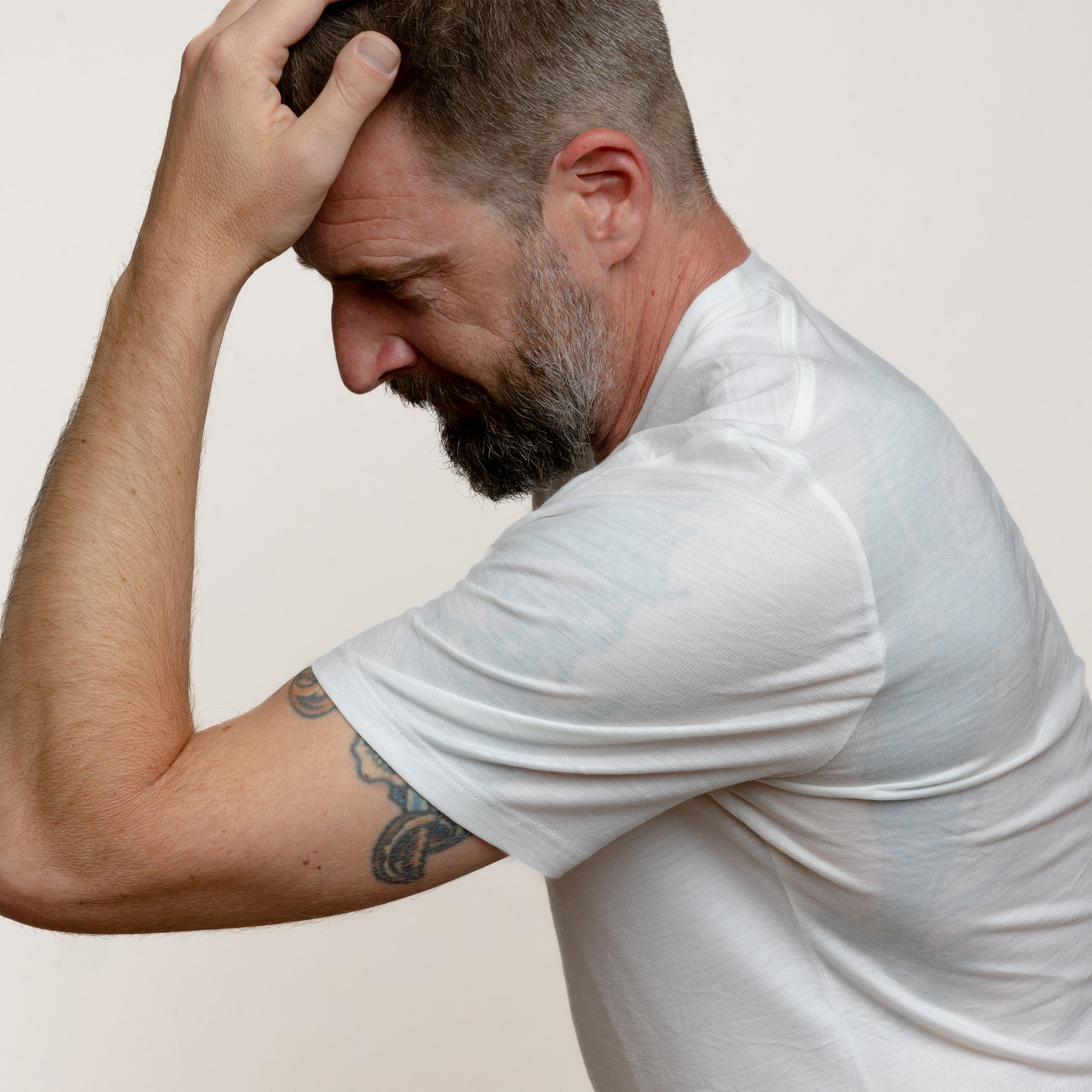 Model mit Merino Herren Shirt Aermel von Tom Fyfe in Weiss